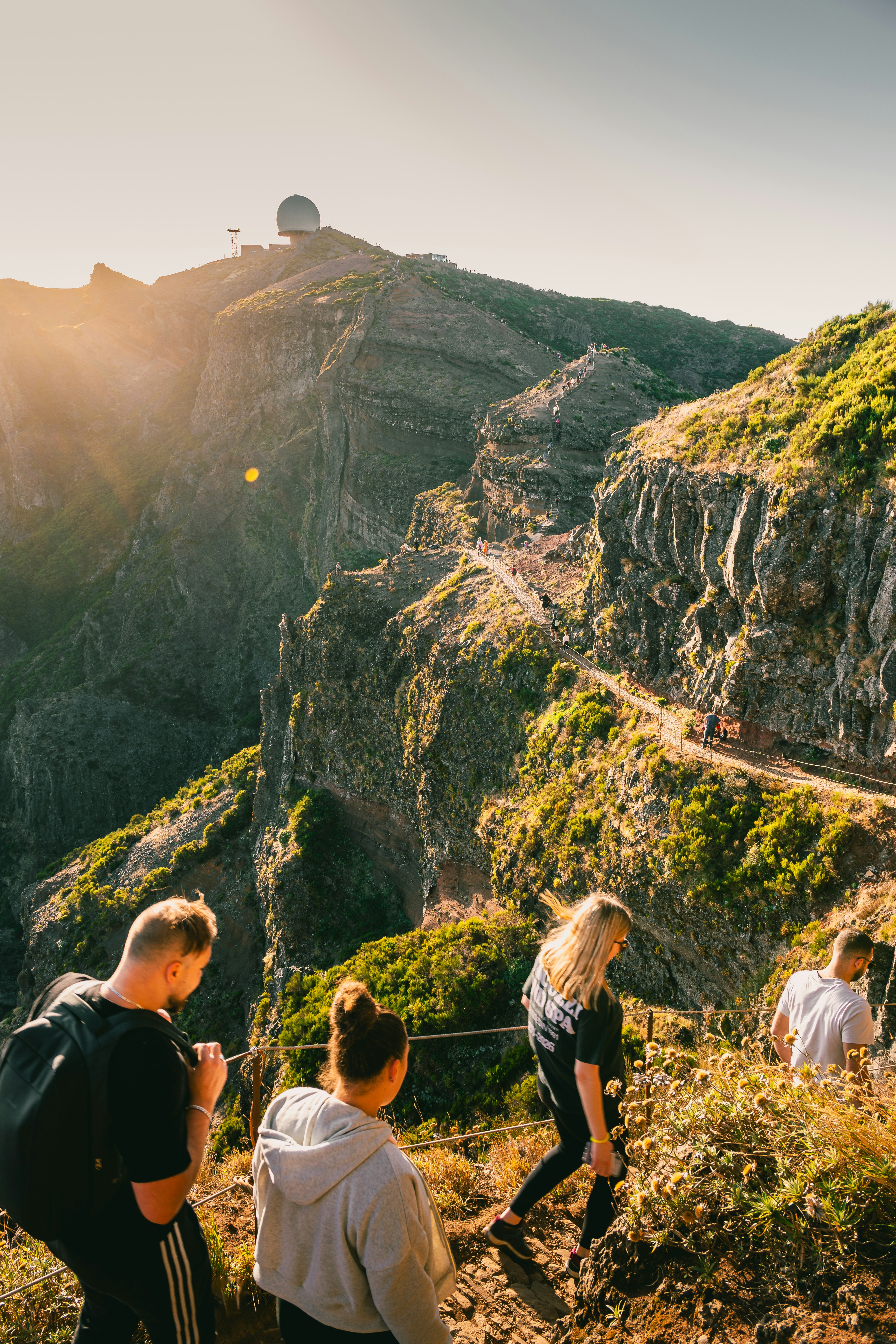 Un grupo de personas de pie en la cima de una montaña