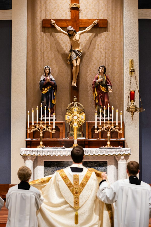 Sacerdote celebrando la Misa en el altar