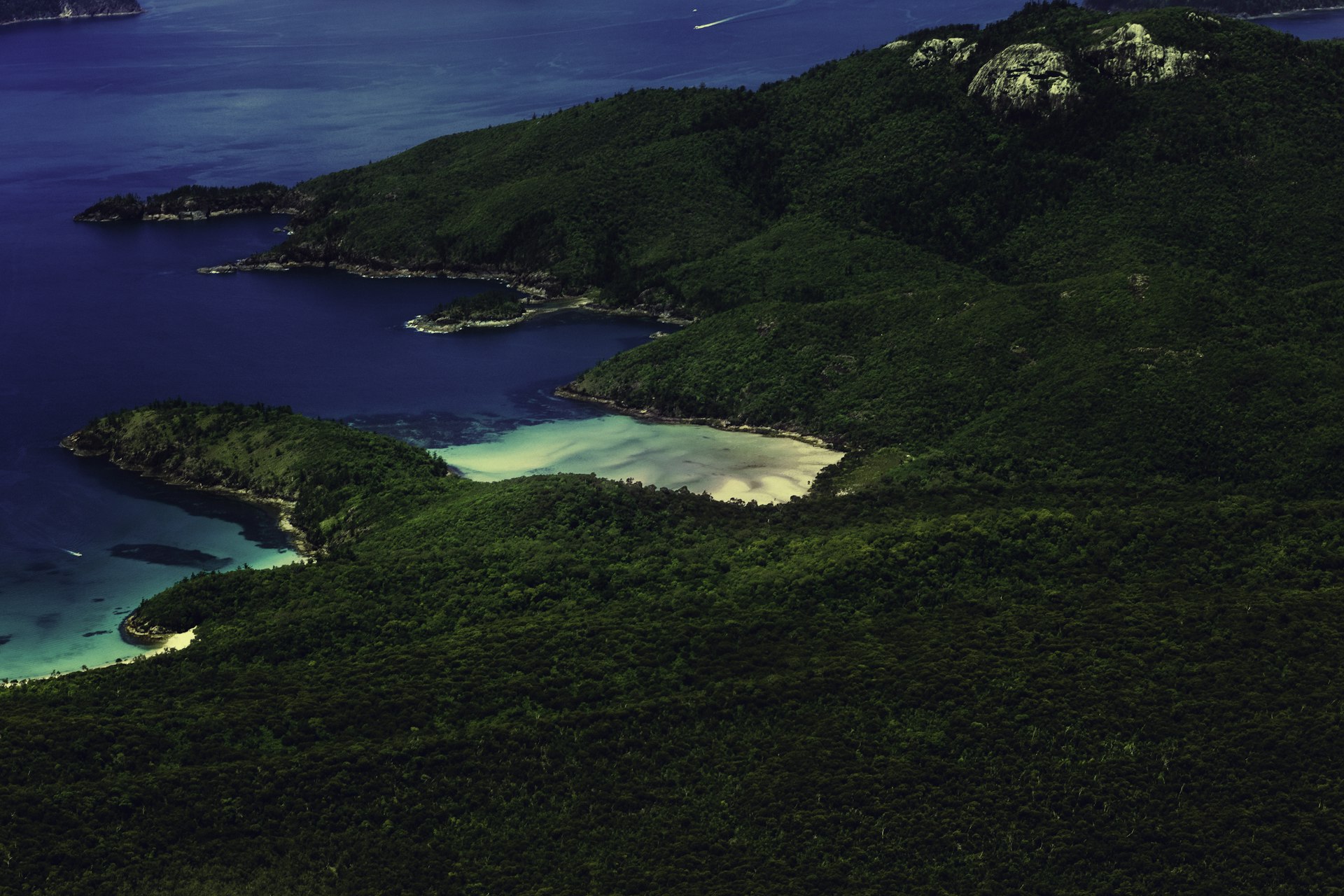 Vue aérienne spectaculaire montrant la topographie de l'île tropicale, ses lagons et ses côtes découpées