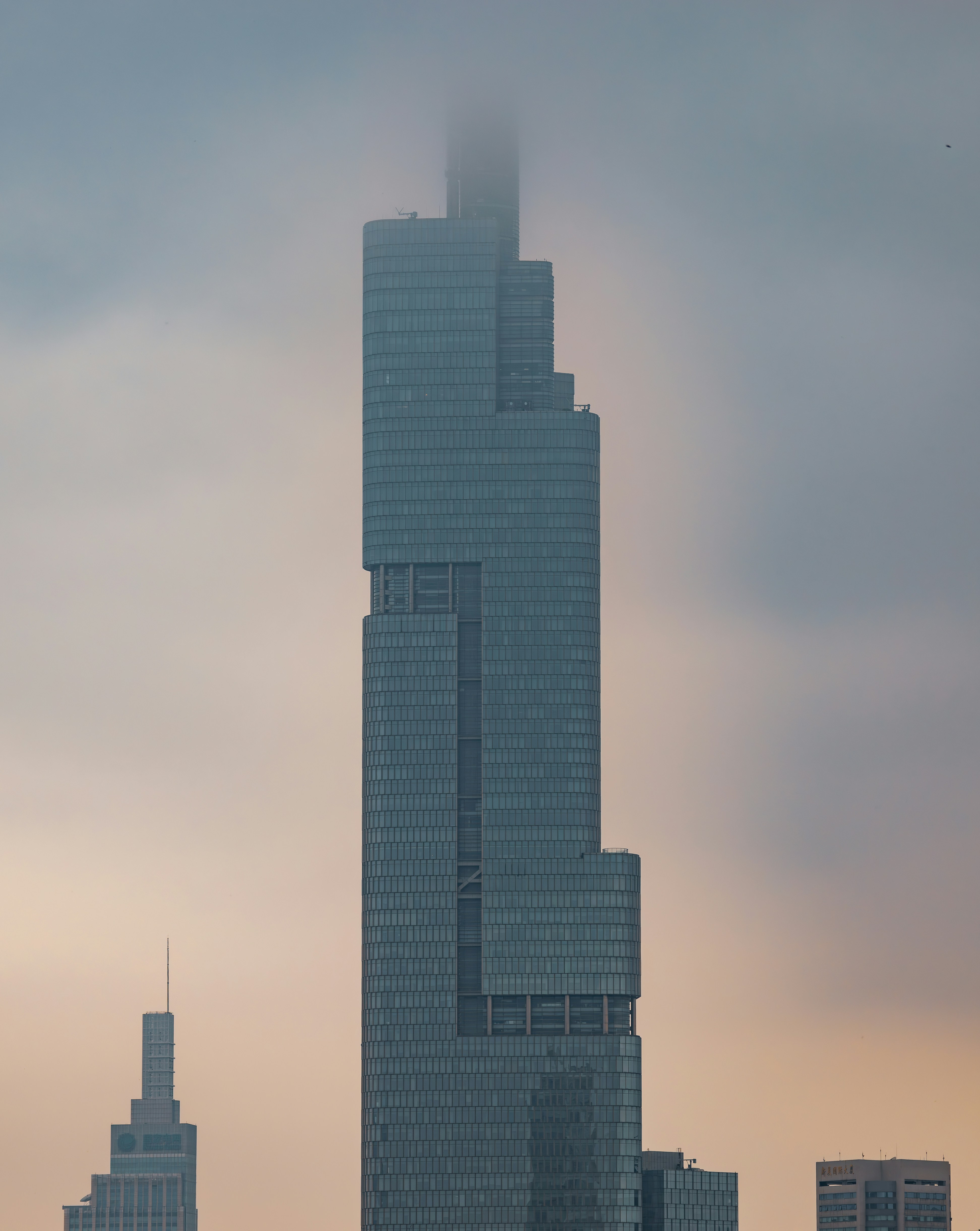 街の真ん中にある非常に高い建物