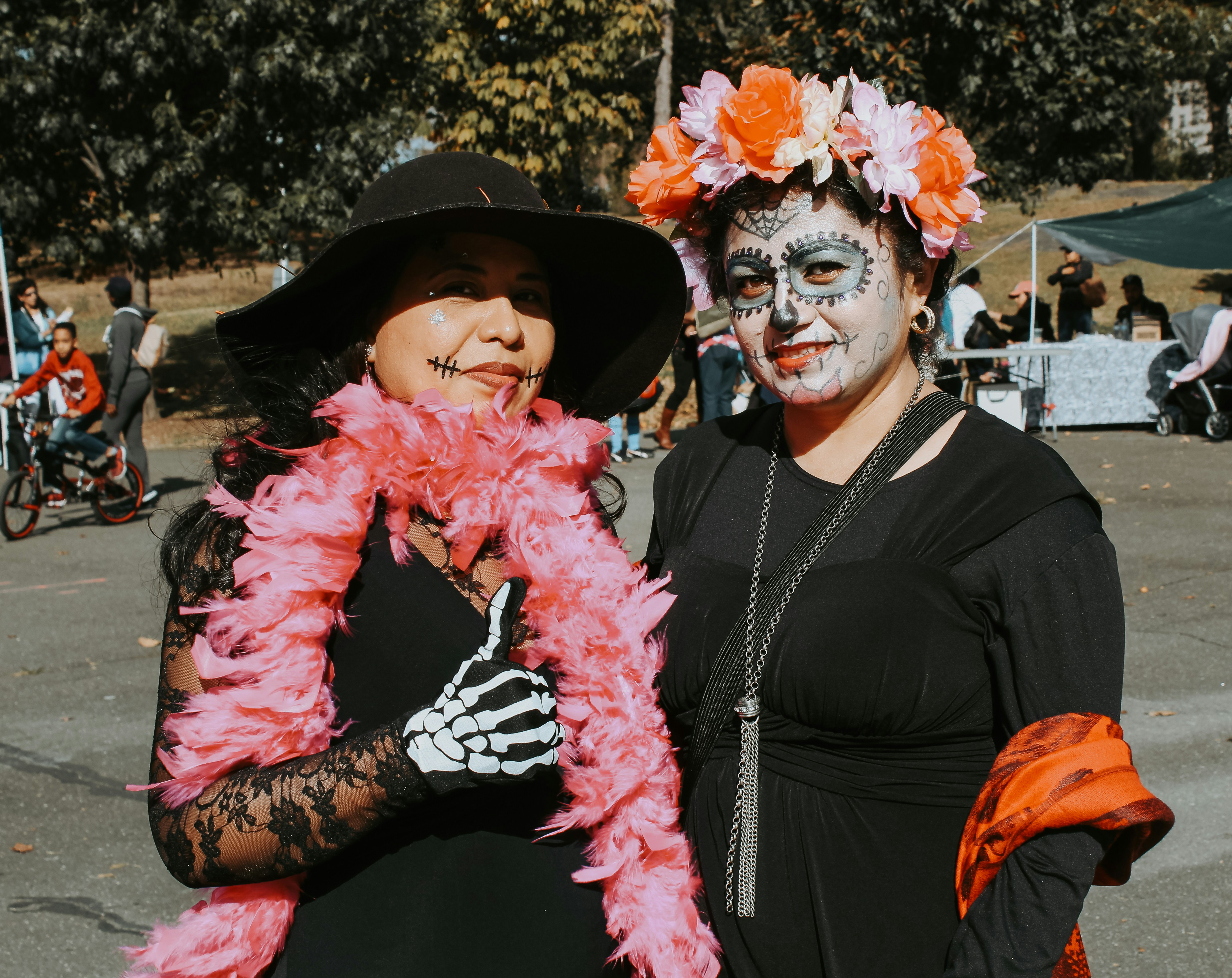 Um casal de mulheres em pé um ao lado do outro