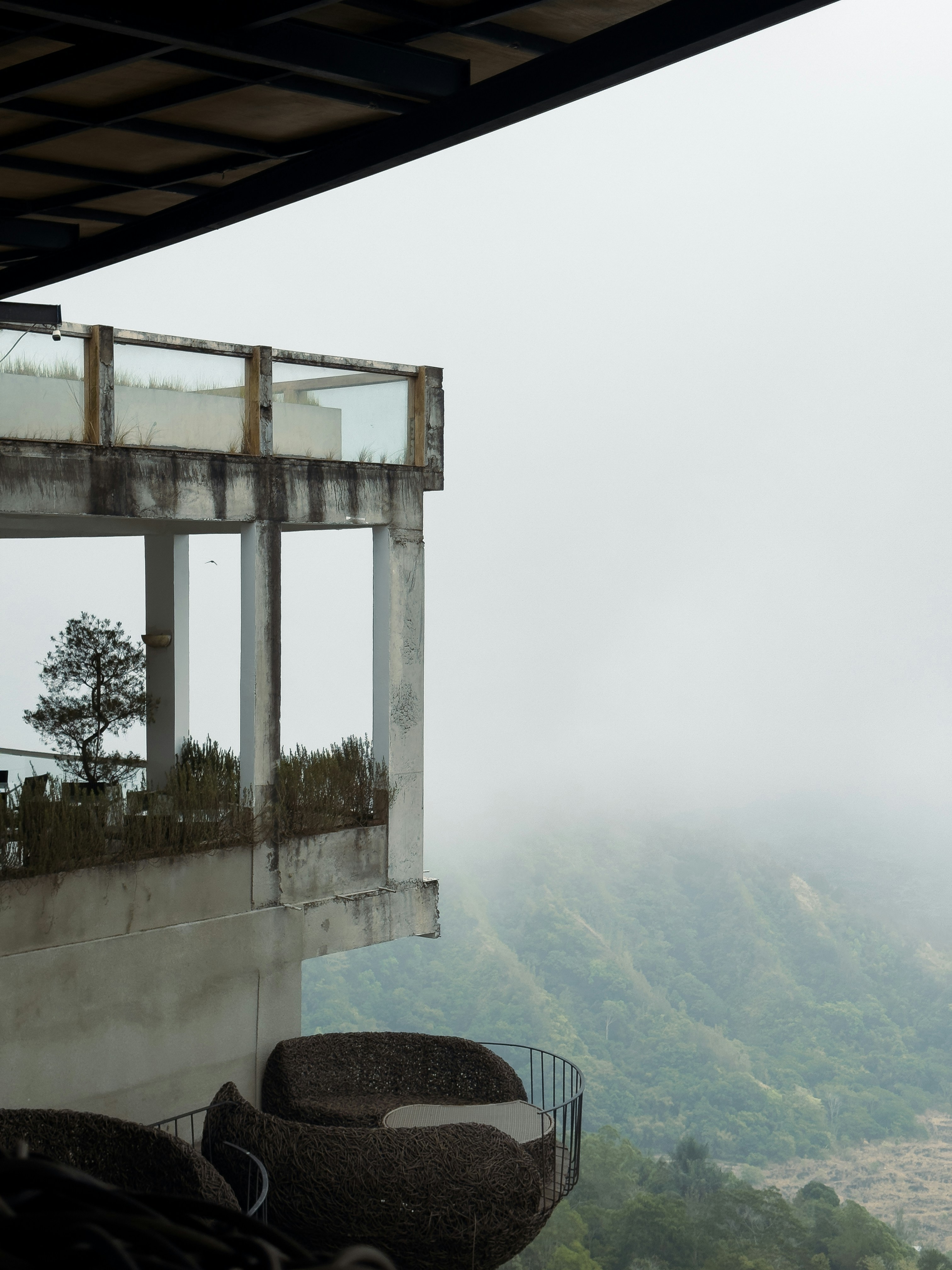Un balcon avec vue sur une chaîne de montagnes