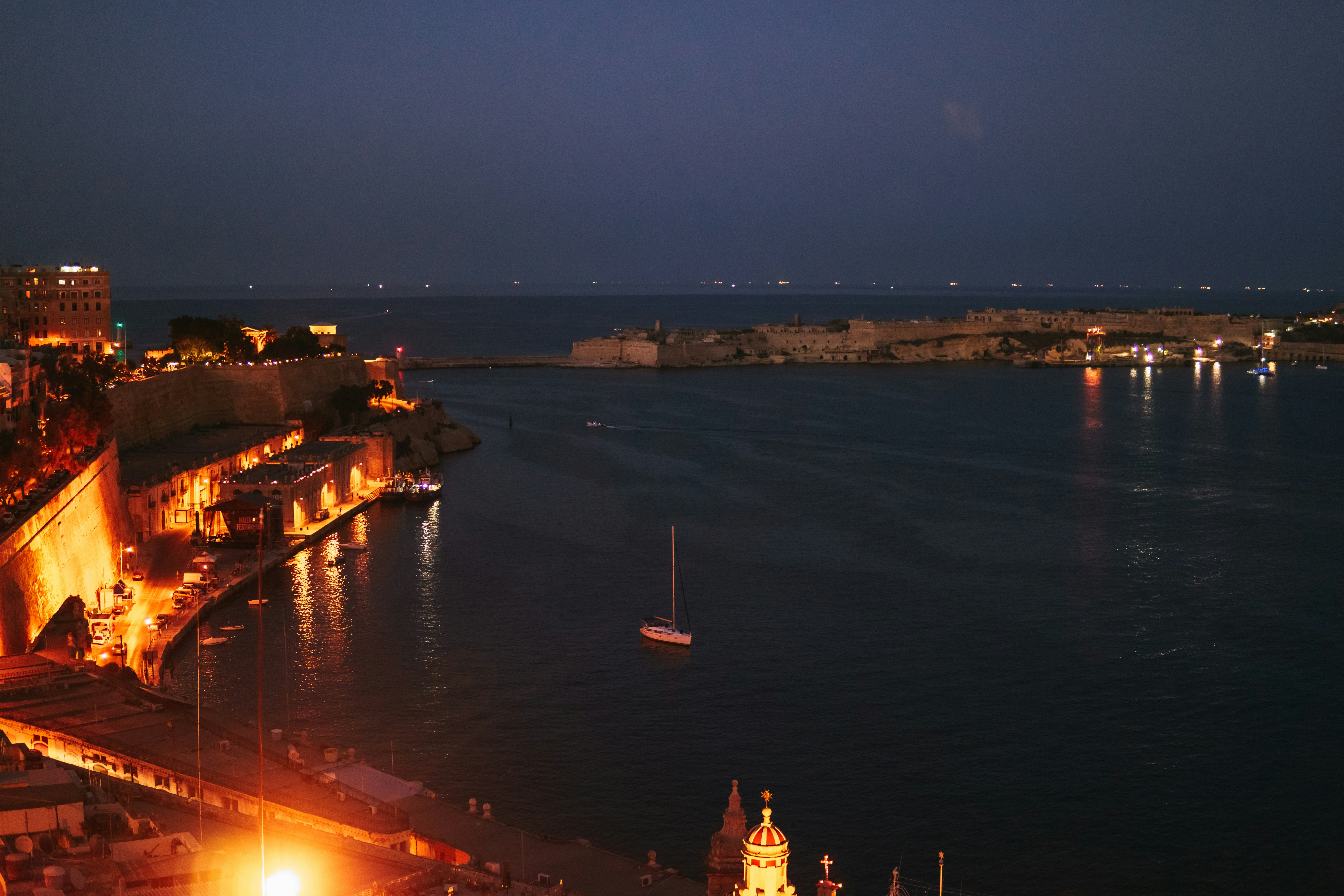 Photo by igorharrier