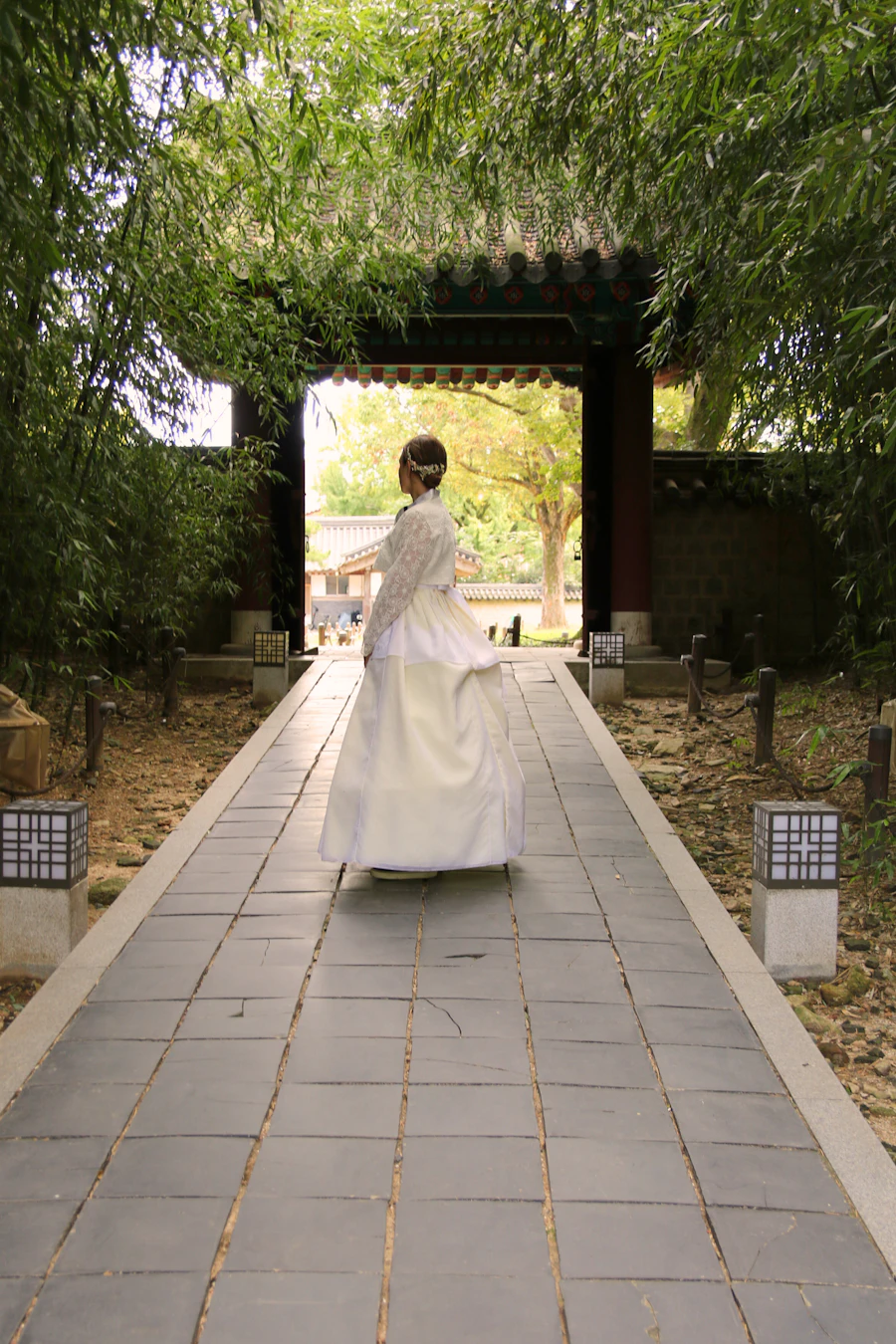 白裙女子走过拱门回廊，空间纵深感参考
