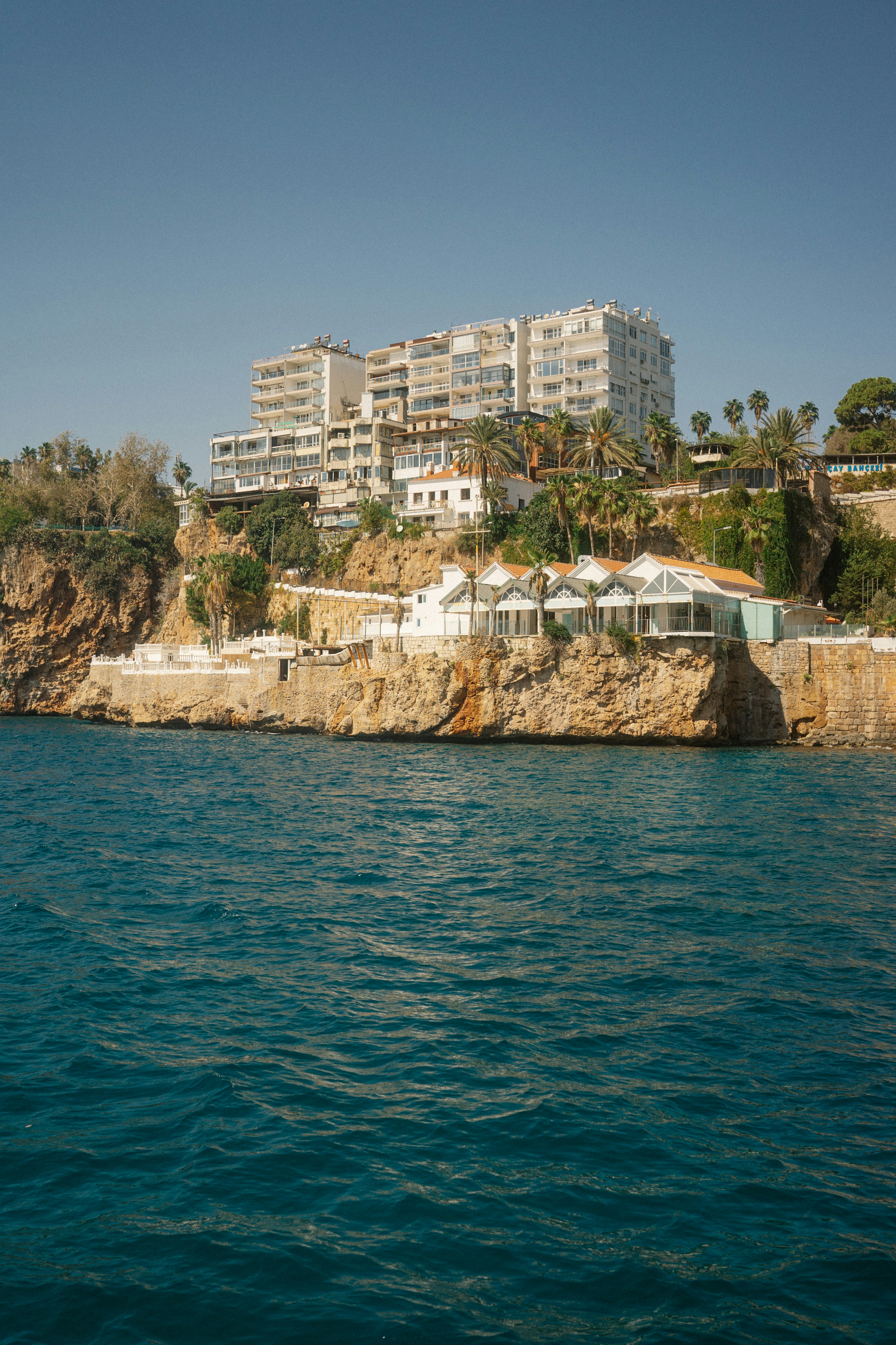 Photo by igorharrier