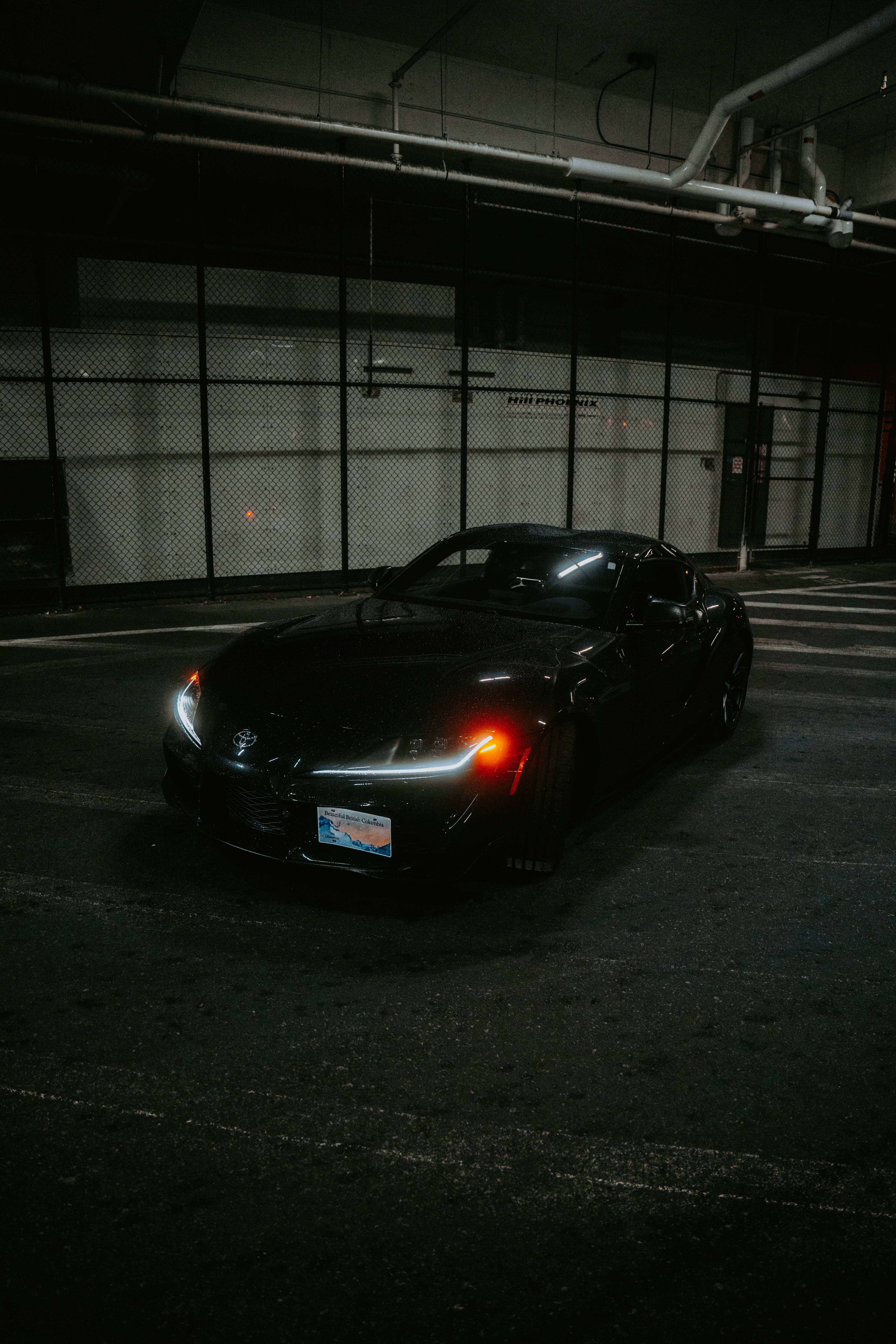 Um carro esportivo preto estacionado em um estacionamento foto – Imagem  grátis sobre Carro na Unsplash, image size:3000x4500