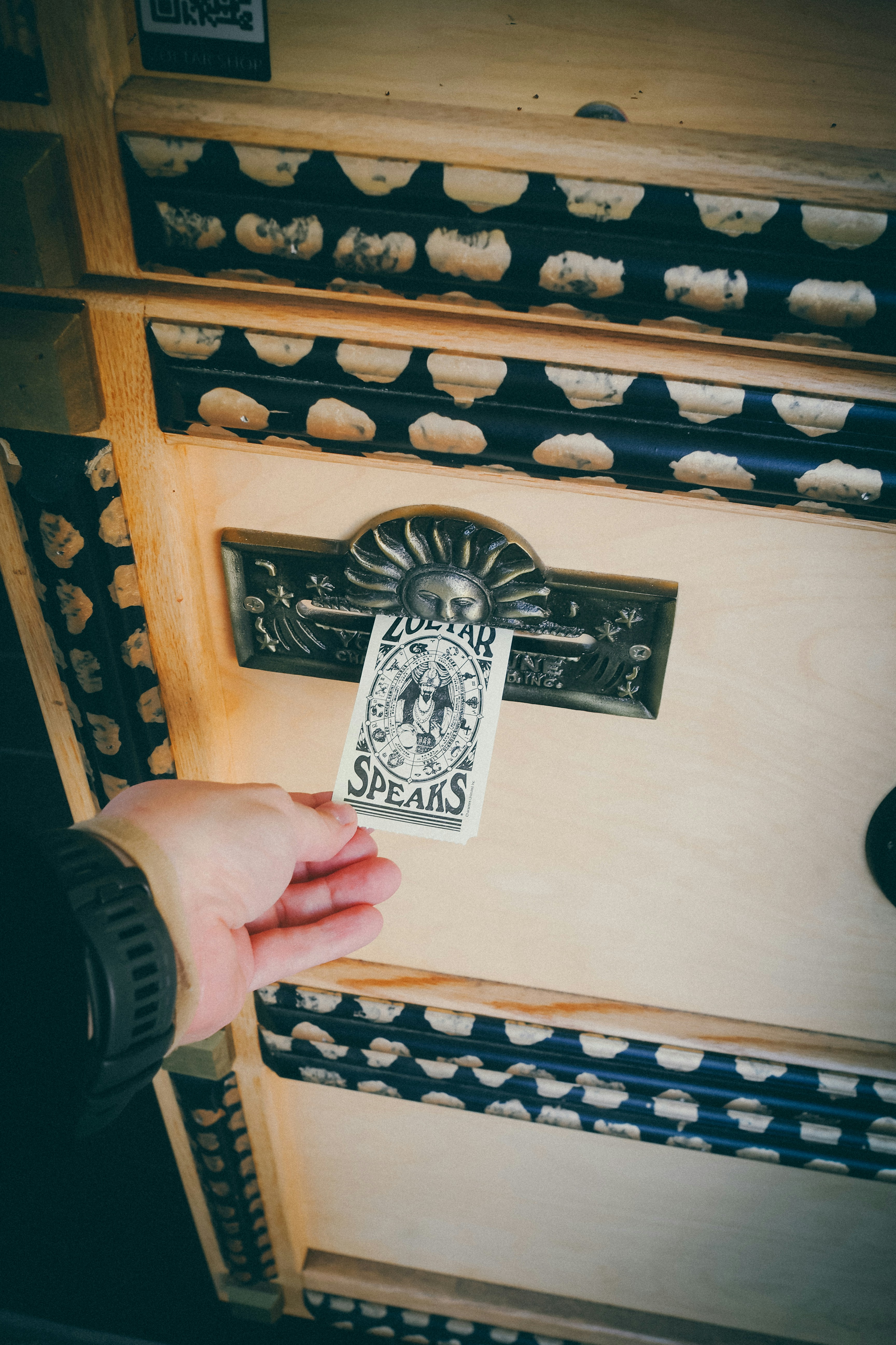 Una persona que sostiene una tarjeta frente a una puerta