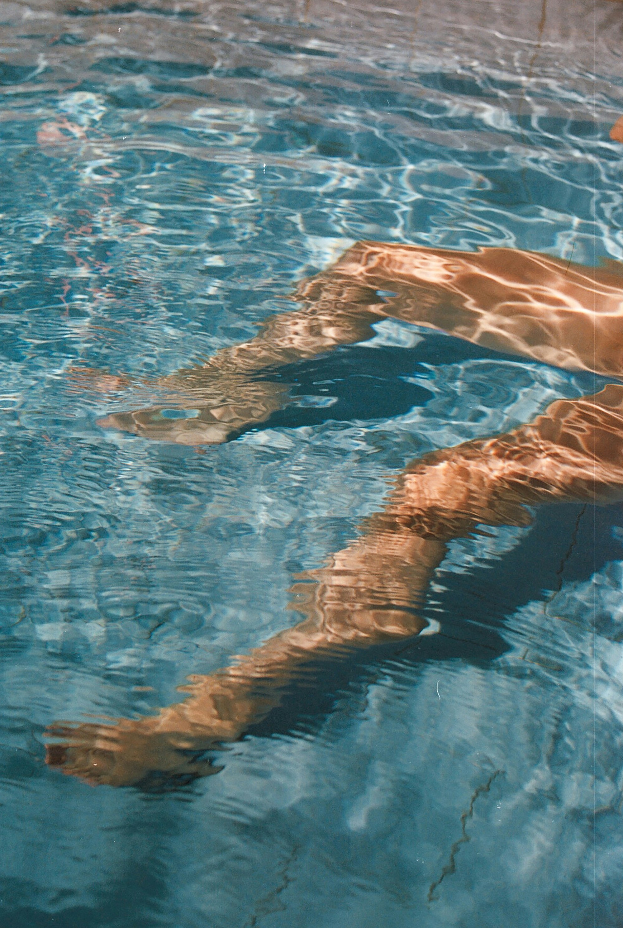 Person beim Schwimmen im Pool für Muskelaufbau