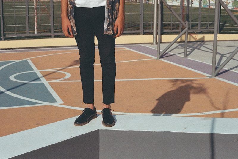 homem em pé sobre quadra de basquete