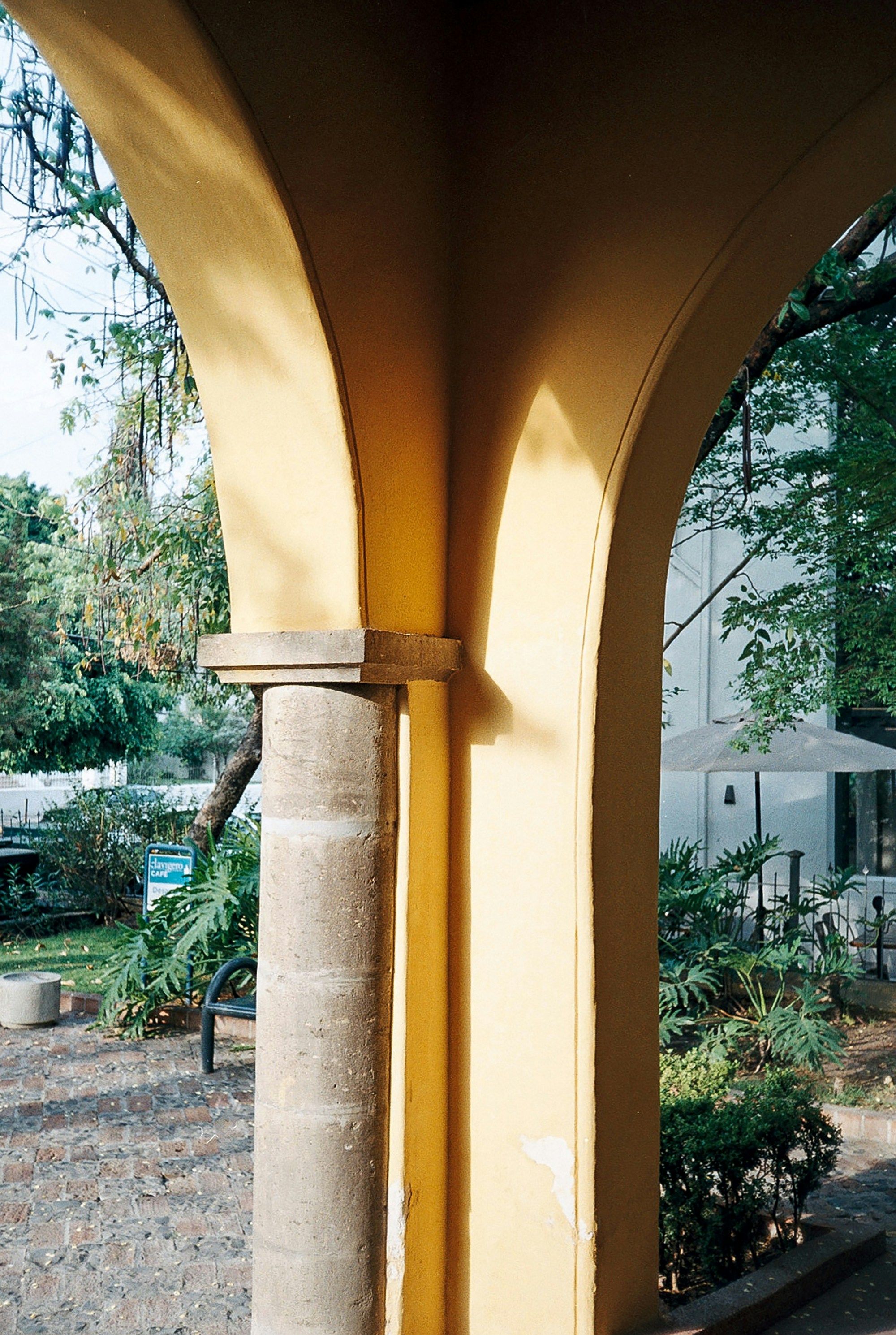 beige patio decor, wallpaper, Beige Patio Makeover: Stunning Before & After Results 5