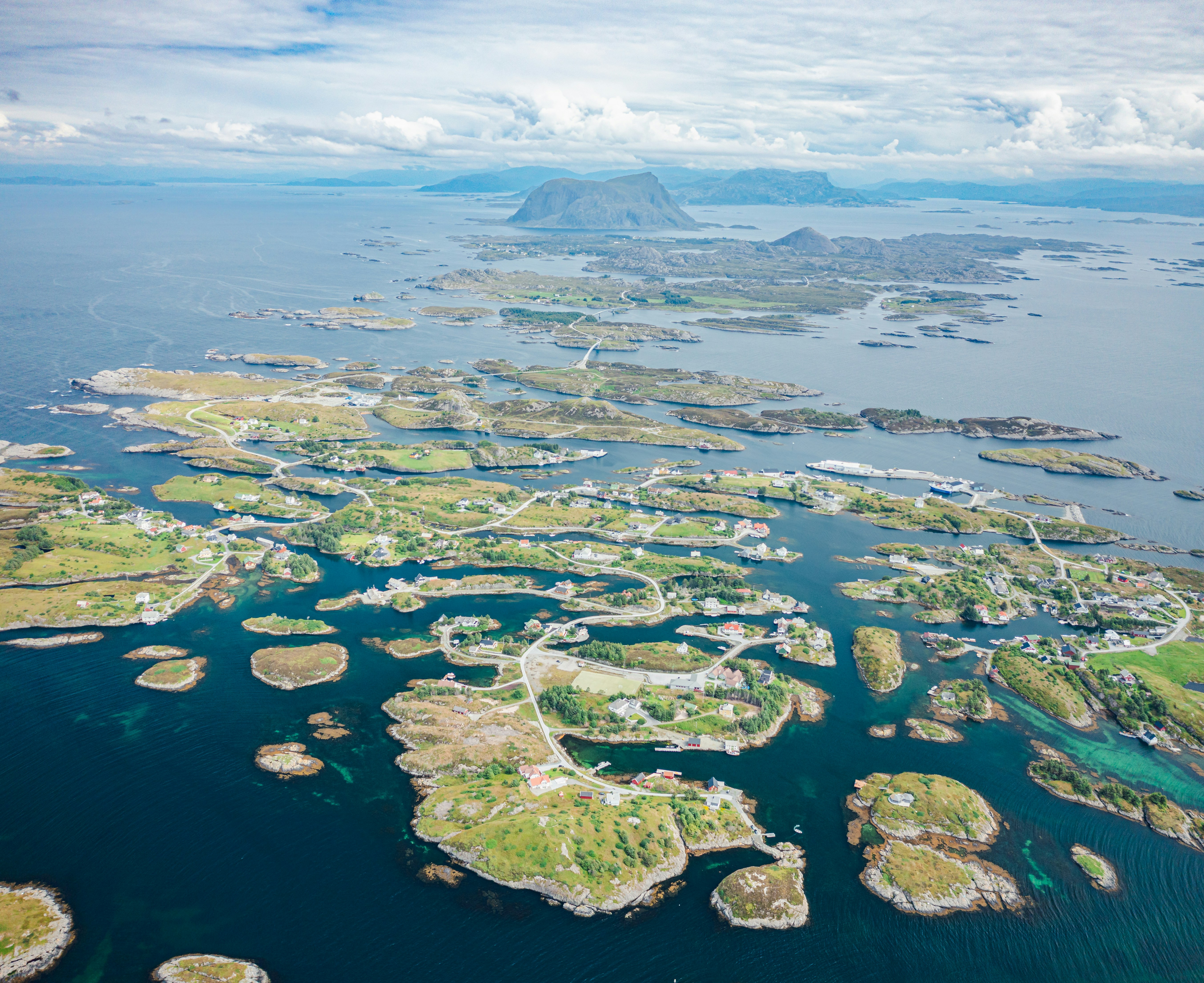 Une vue aérienne d’un grand plan d’eau