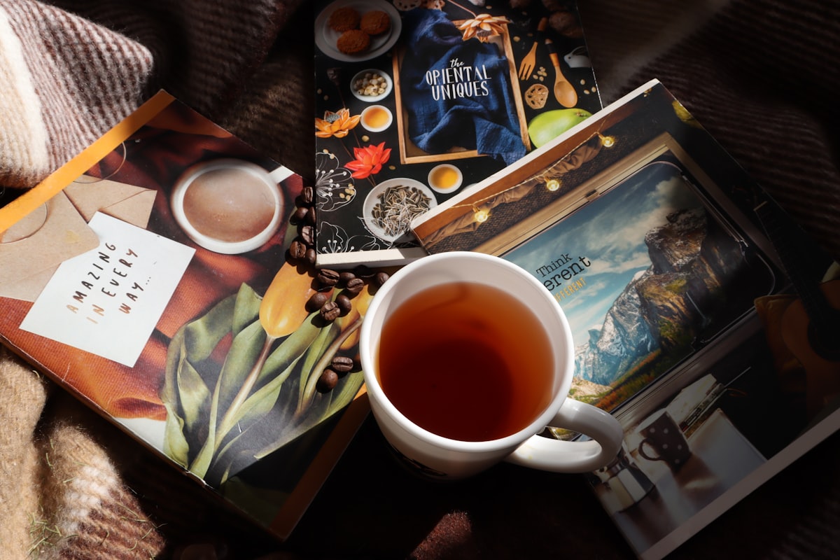 Tasse Tee neben Buch und Notiz – ruhige Abendroutine als Ersatz für die letzte Zigarette