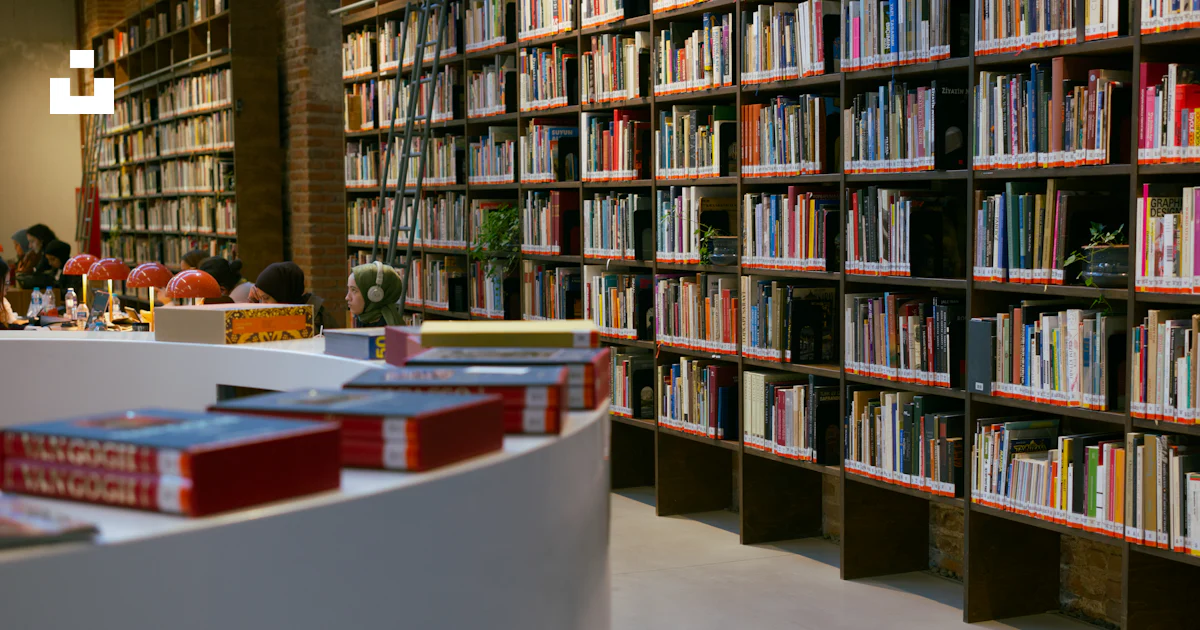 A library filled with lots of books and people photo – Free Nişanca ...