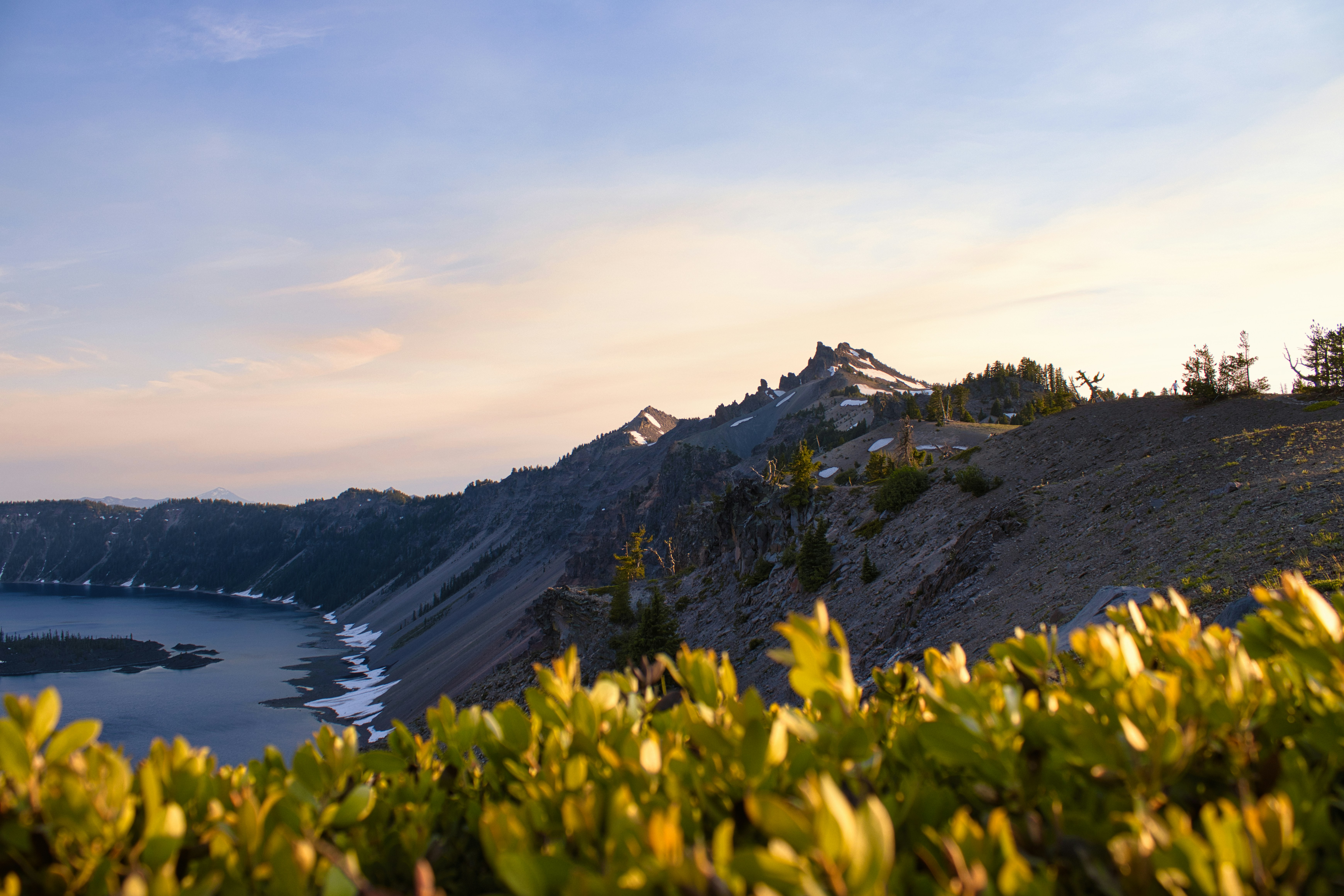 Blick auf ein Gewässer von der Spitze eines Hügels