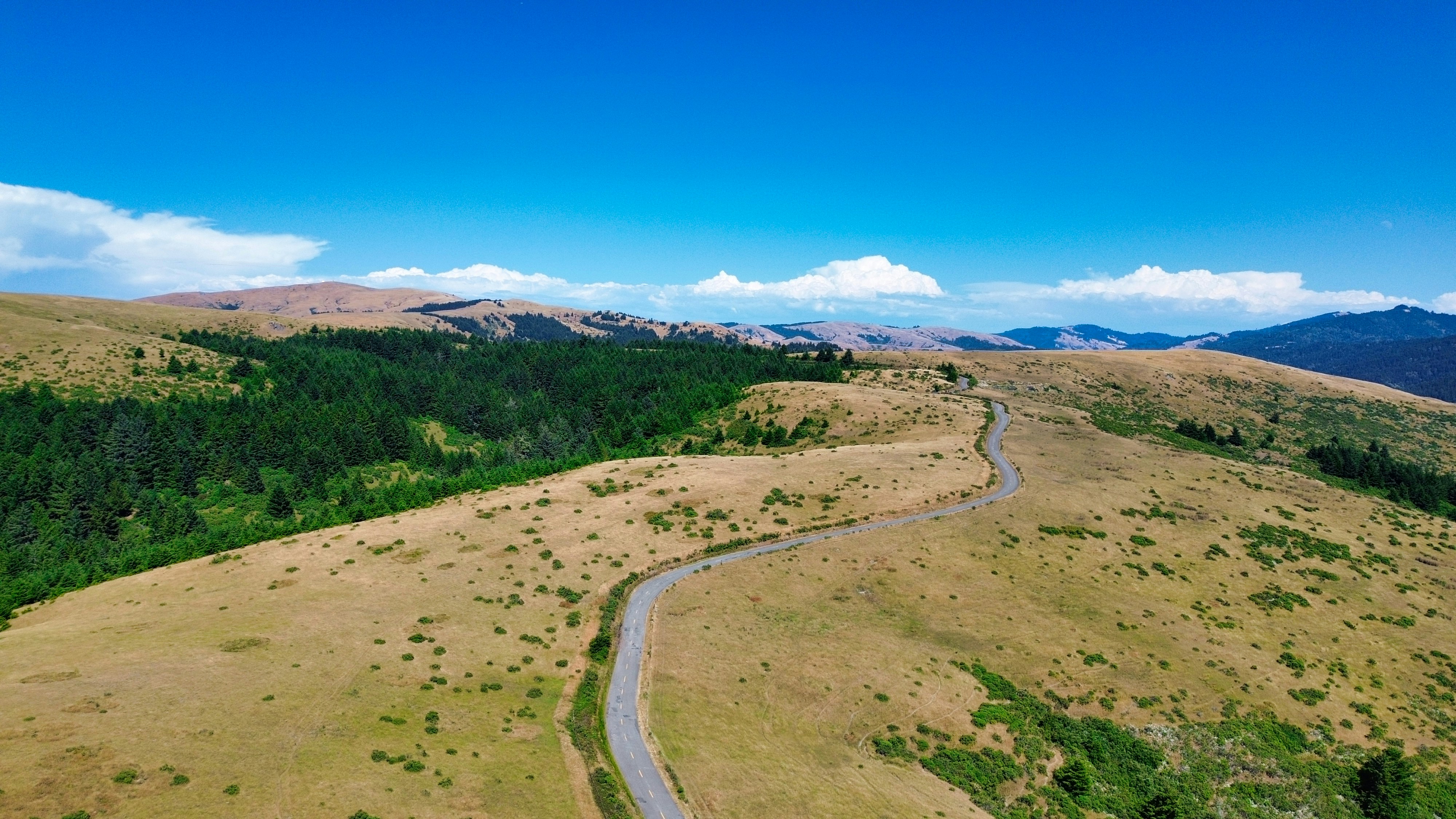 Eine Luftaufnahme einer kurvenreichen Straße in den Bergen