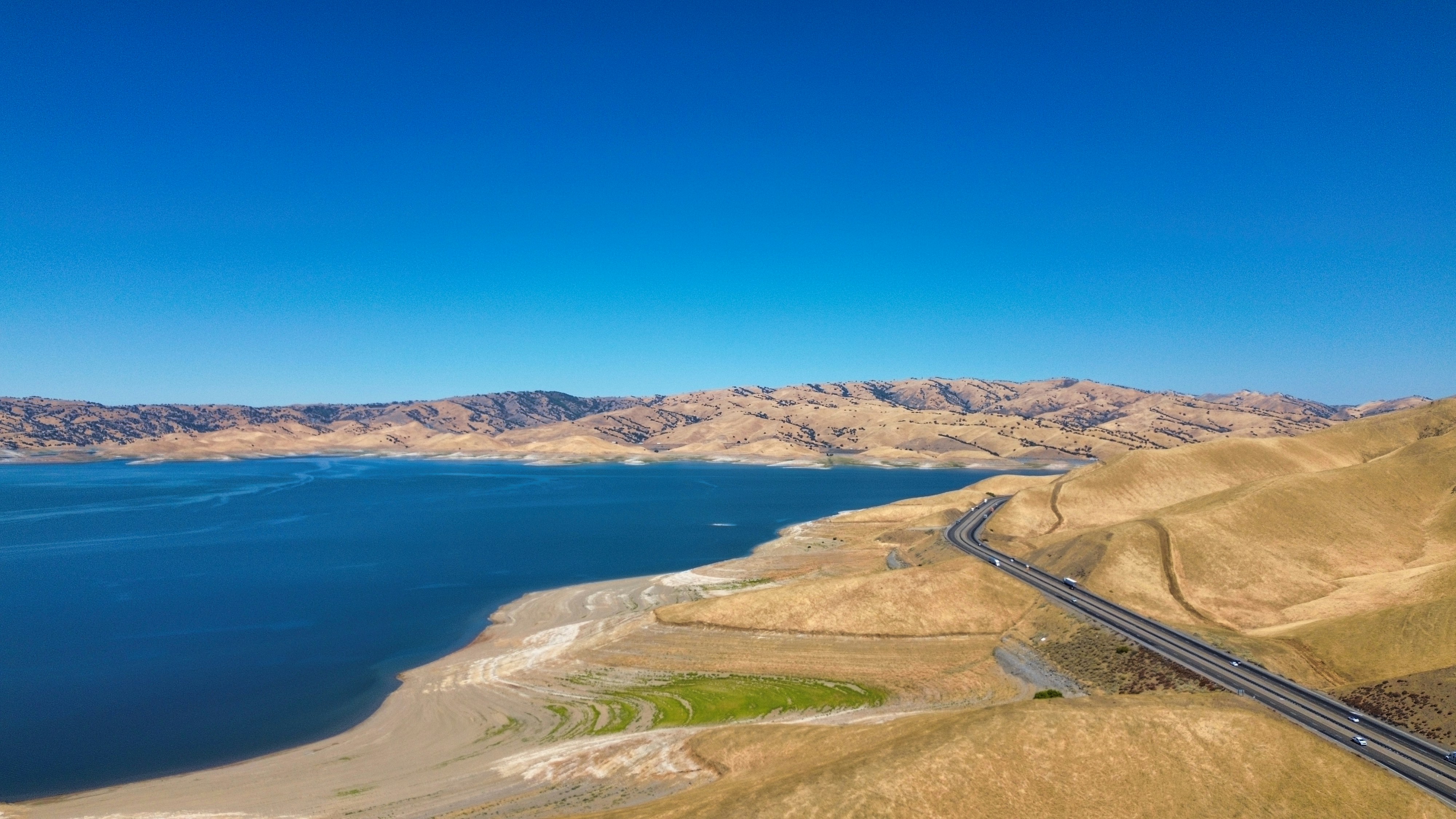 Eine Luftaufnahme einer Autobahn und eines Gewässers