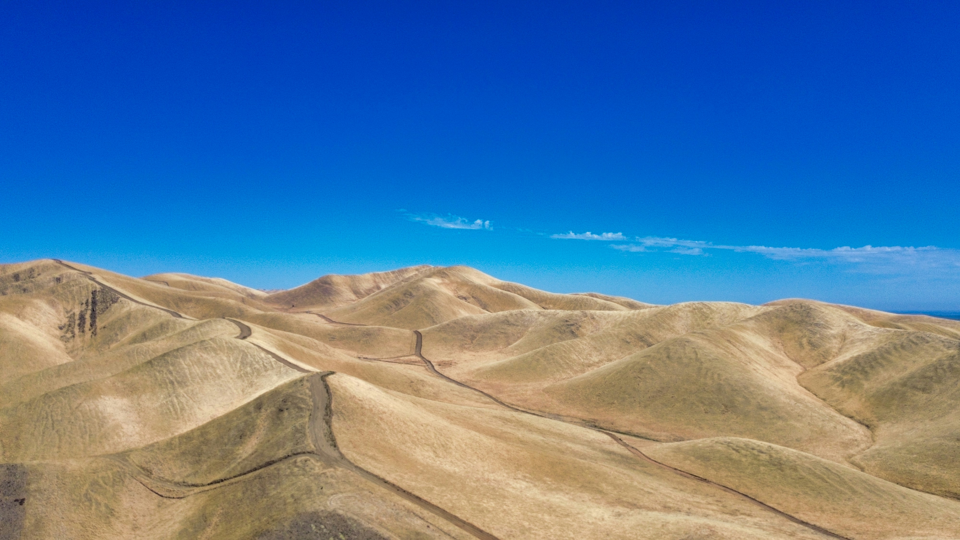 Ein Gebirge mit blauem Himmel im Hintergrund