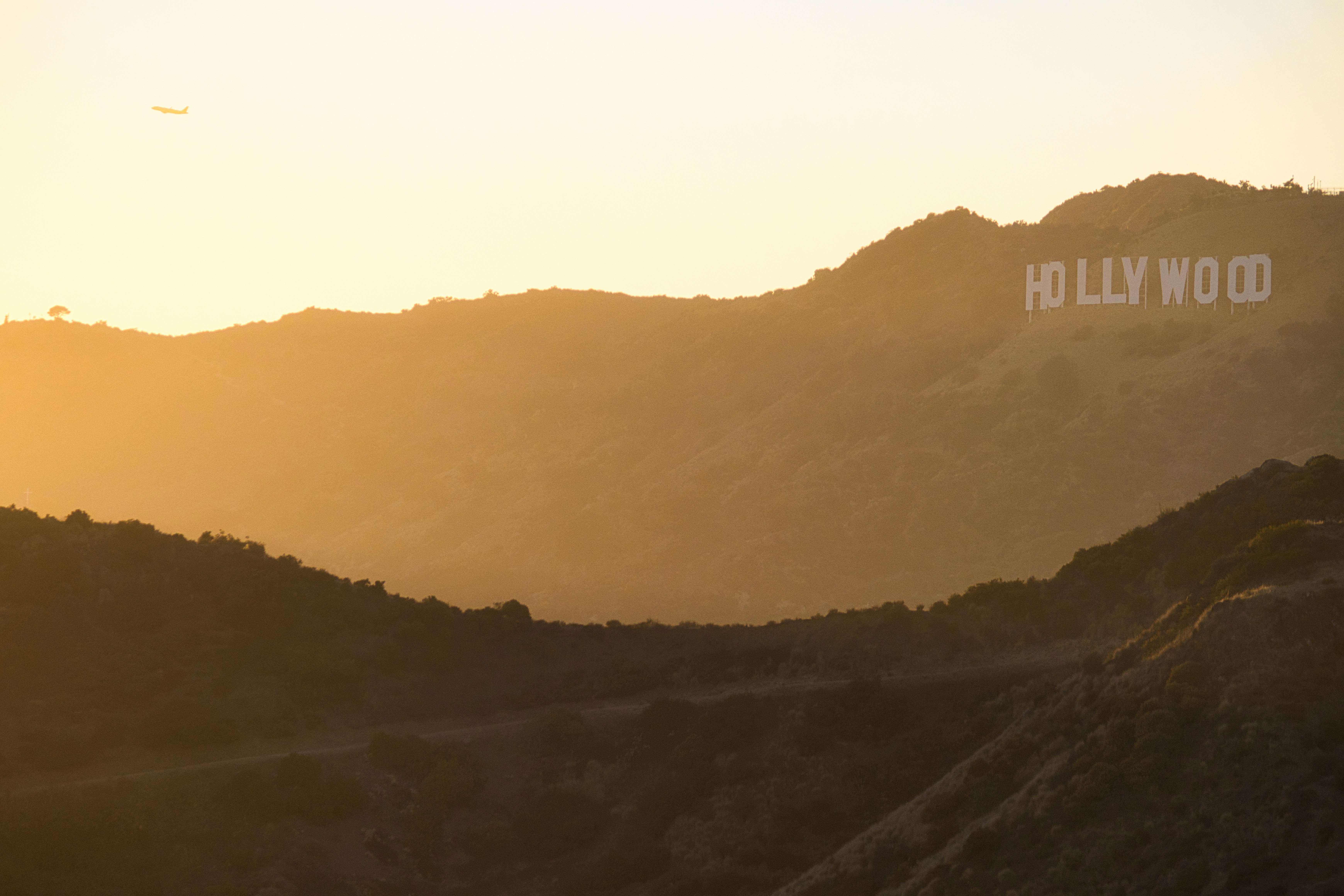 Ein Blick auf das Hollywood-Schild von der Spitze eines Hügels