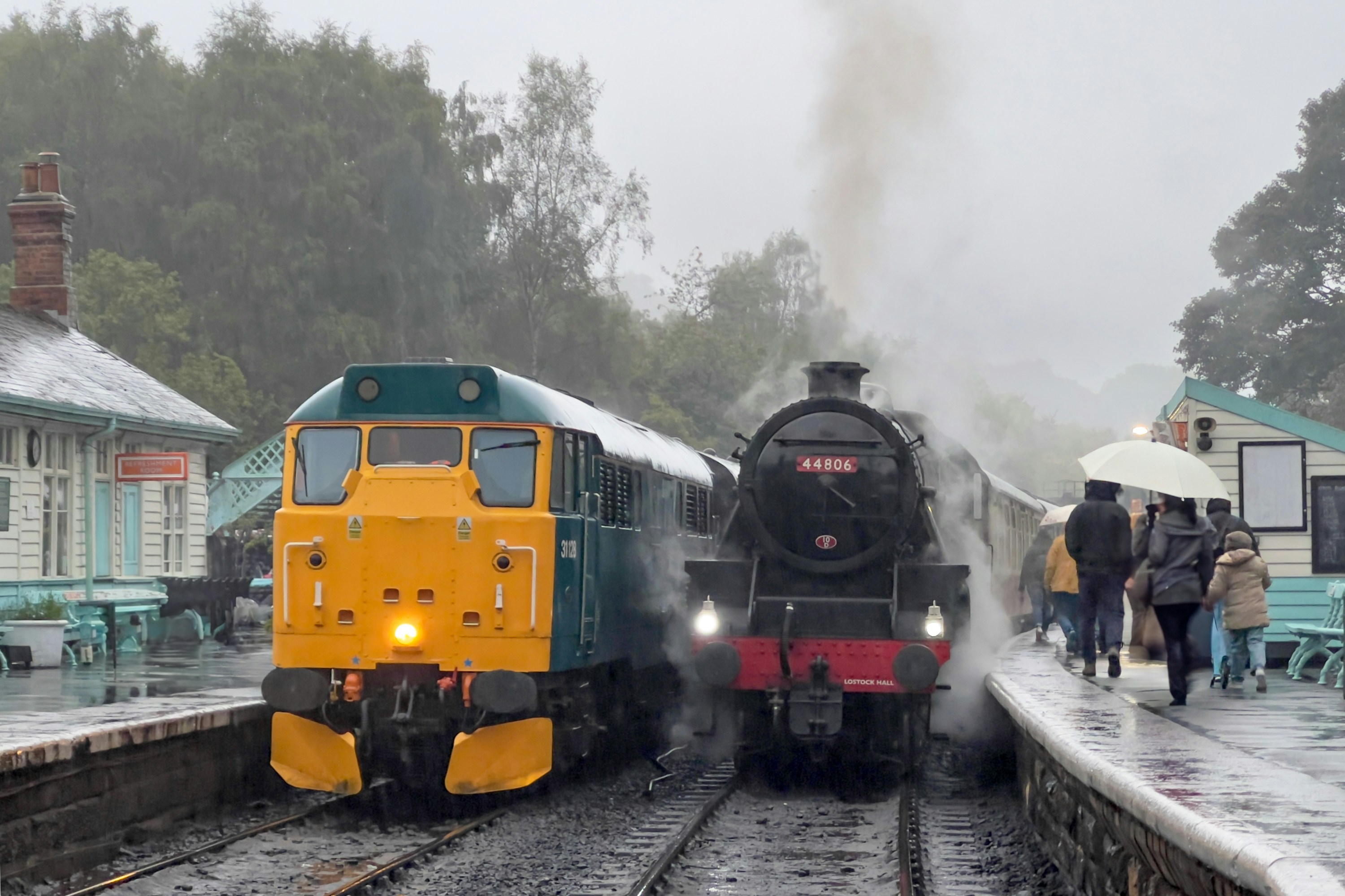 A couple of trains that are on some tracks photo – Free Locomotive ...