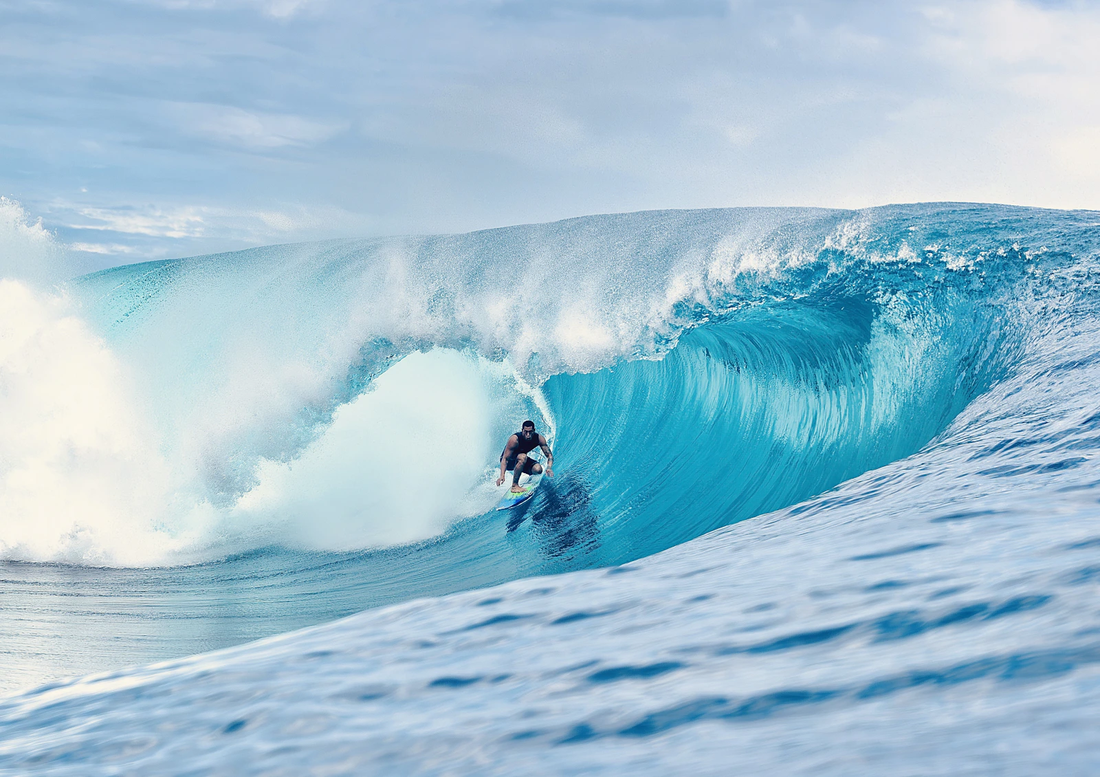 Surfeur dans une vague à Tahiti