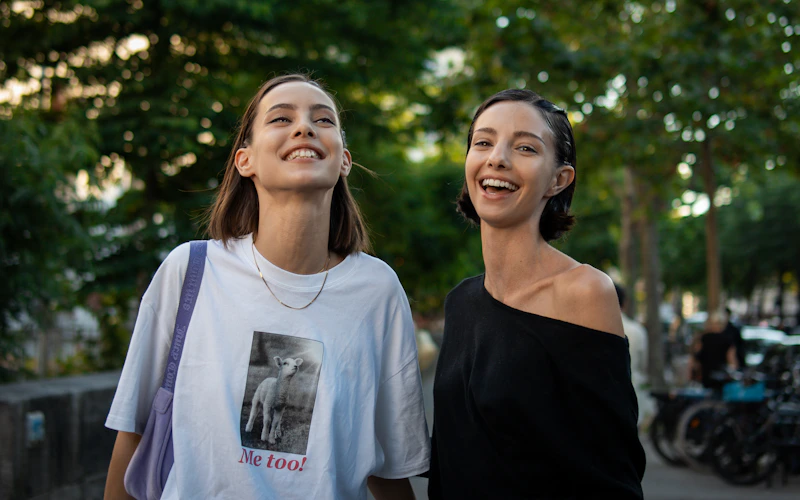 两位魅力女性并肩而立