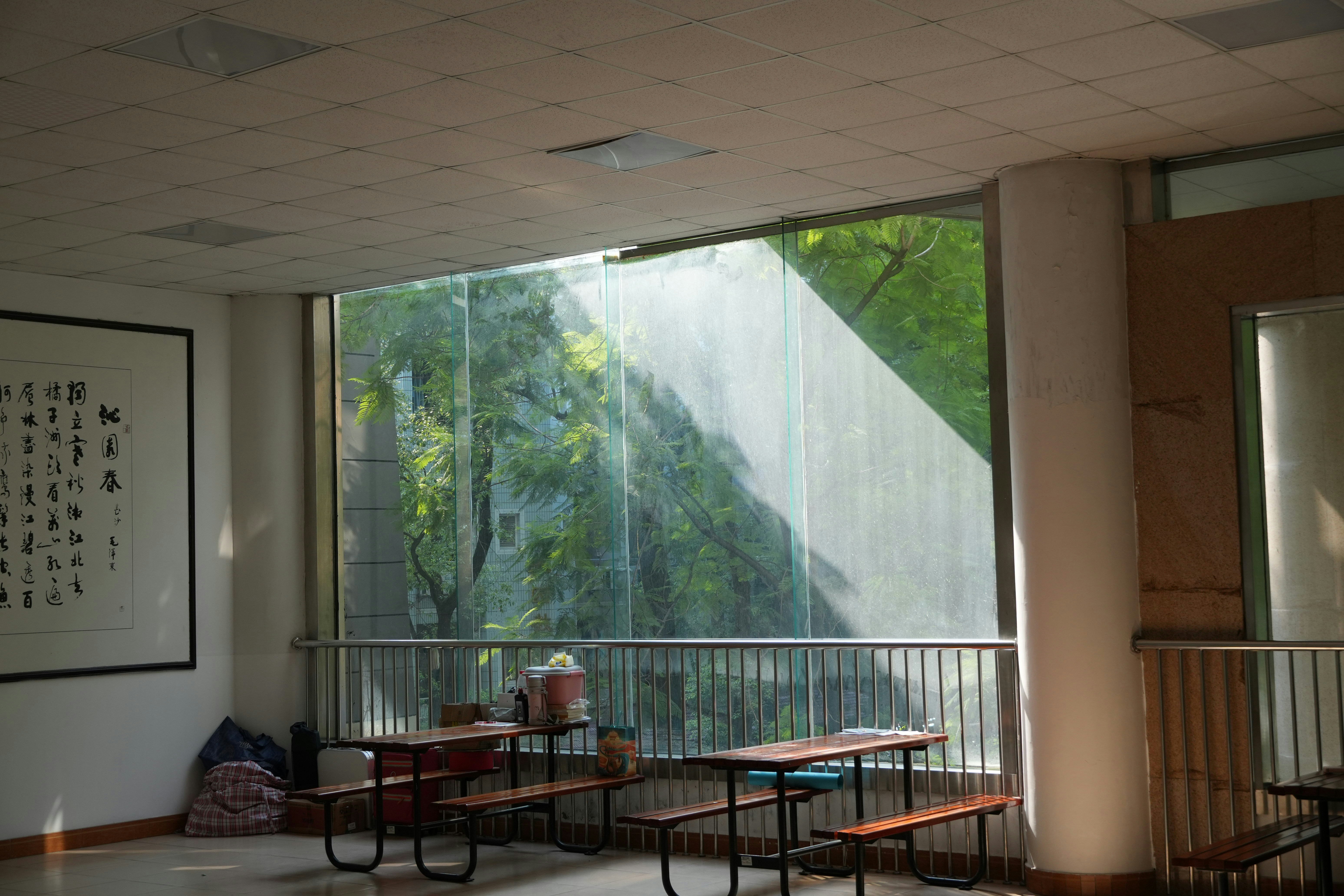 A room with a lot of tables and chairs