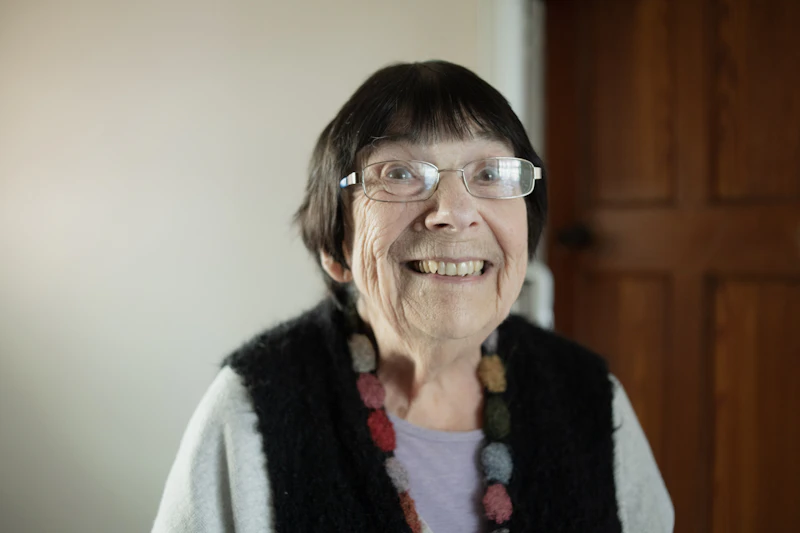 Ältere Dame mit Brille – Optik Sauter Hausbesuch-Service