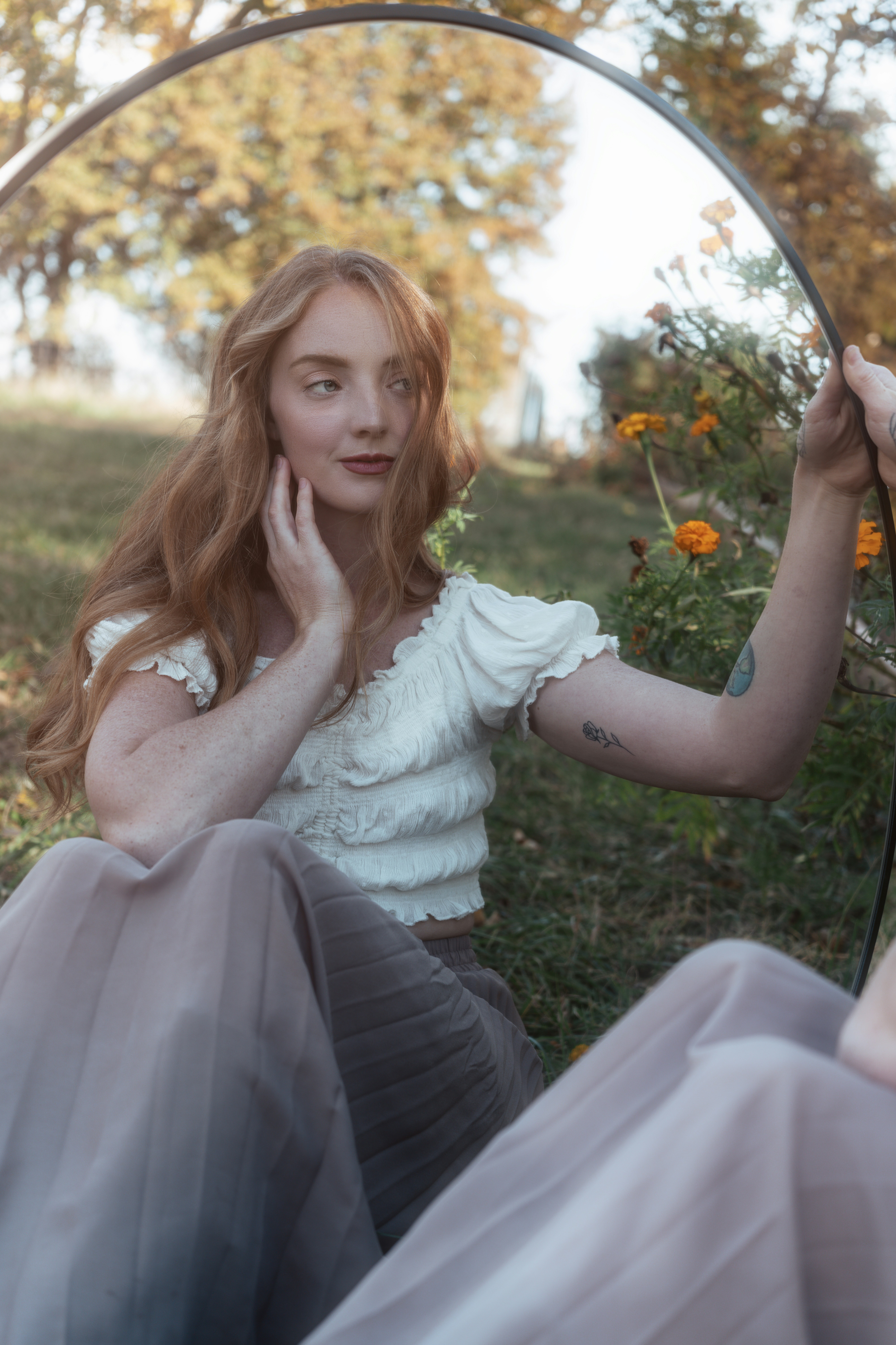 Una donna seduta a terra che parla su un telefono cellulare