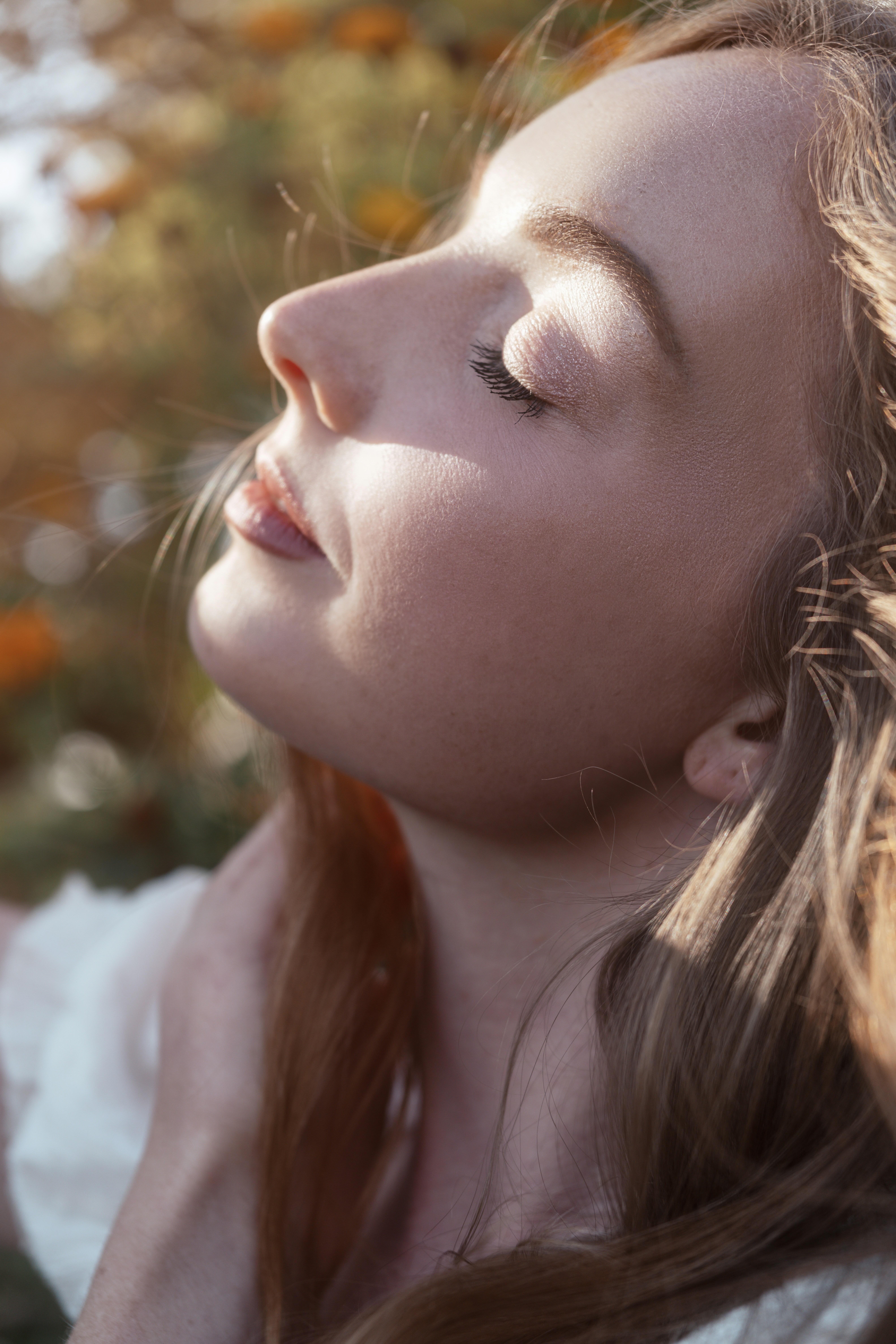 Una ragazza in un vestito bianco che tiene un fiore