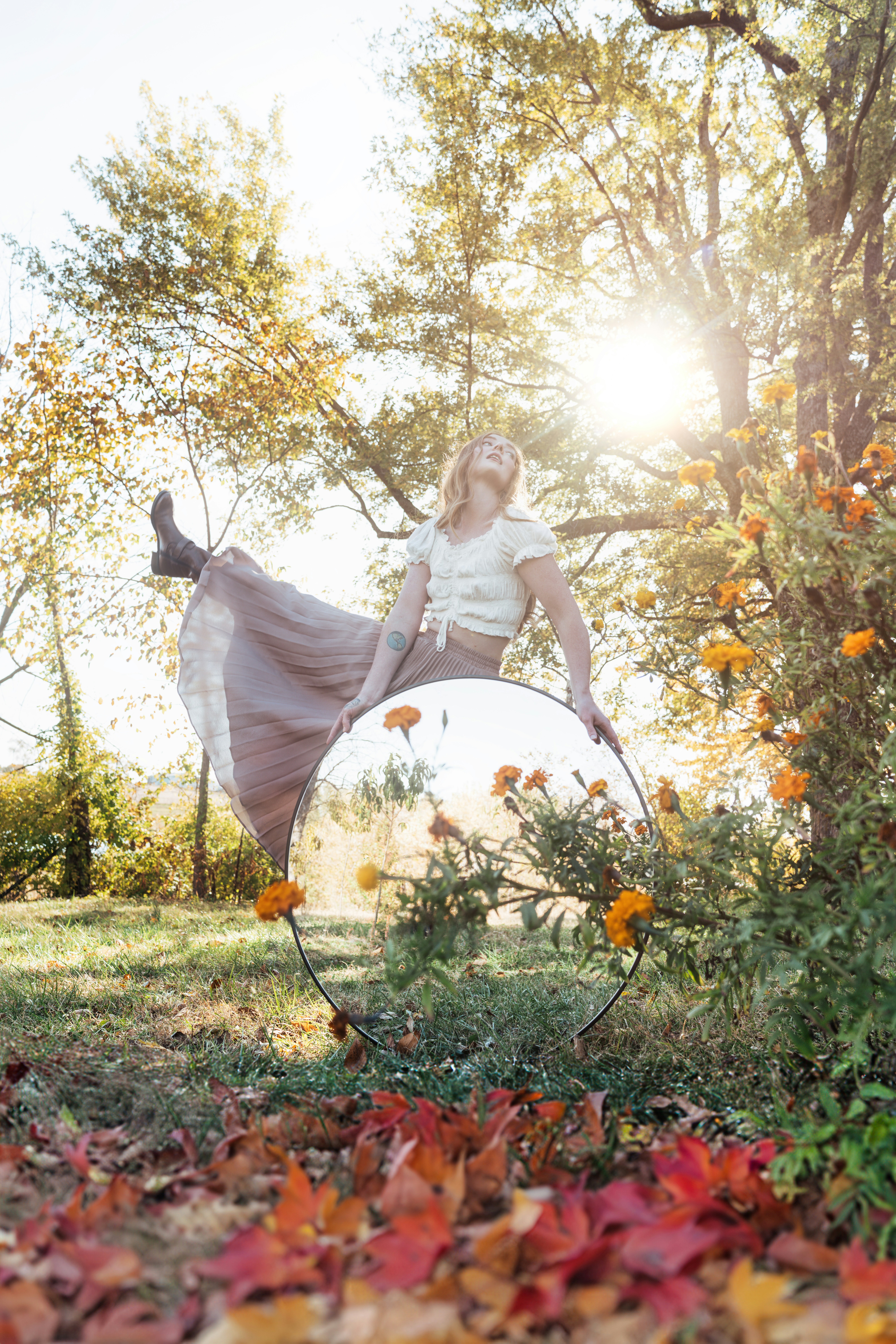 Una donna in piedi in un campo con un frisbee