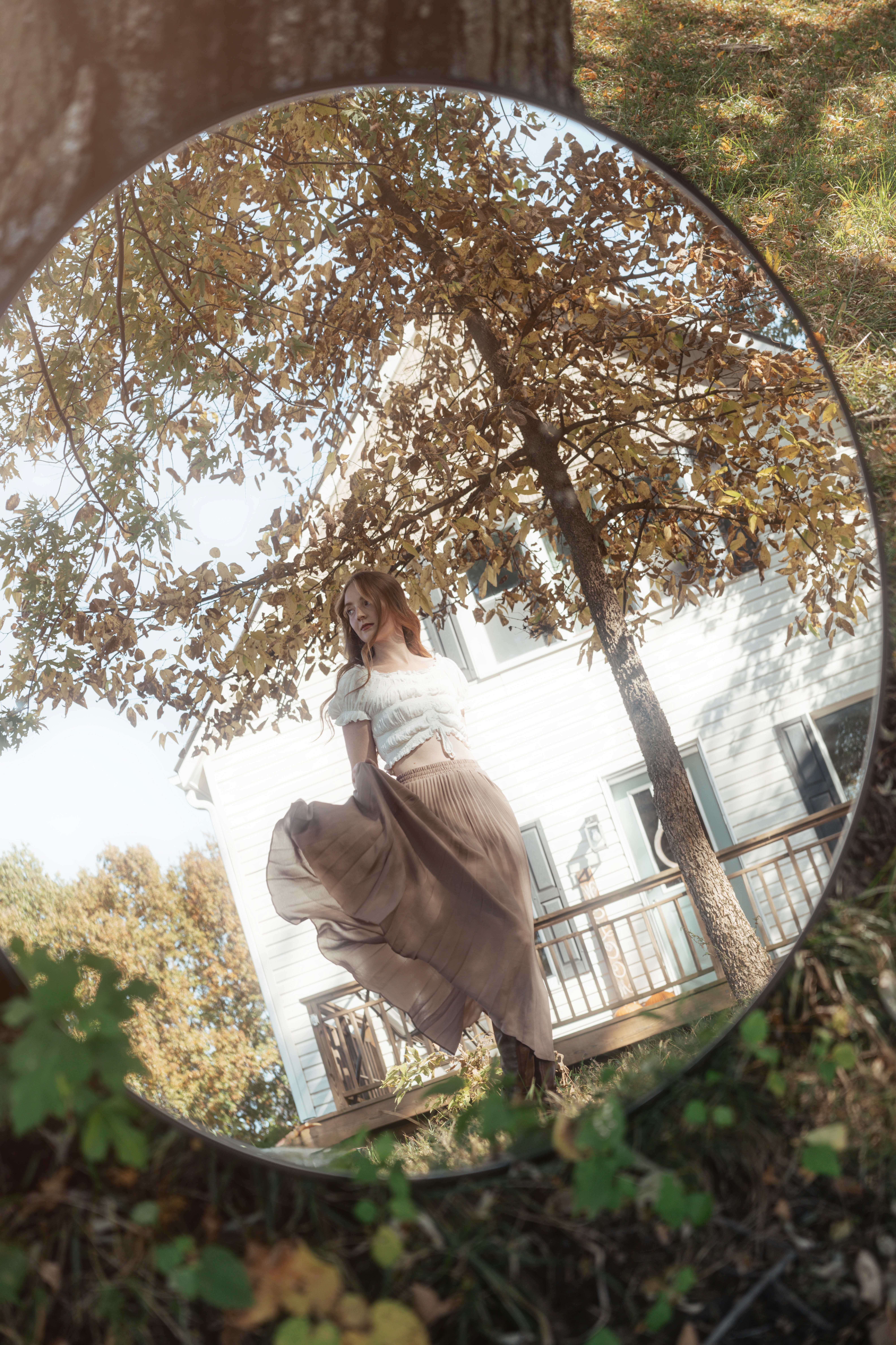 Una donna in piedi davanti a uno specchio nel bosco