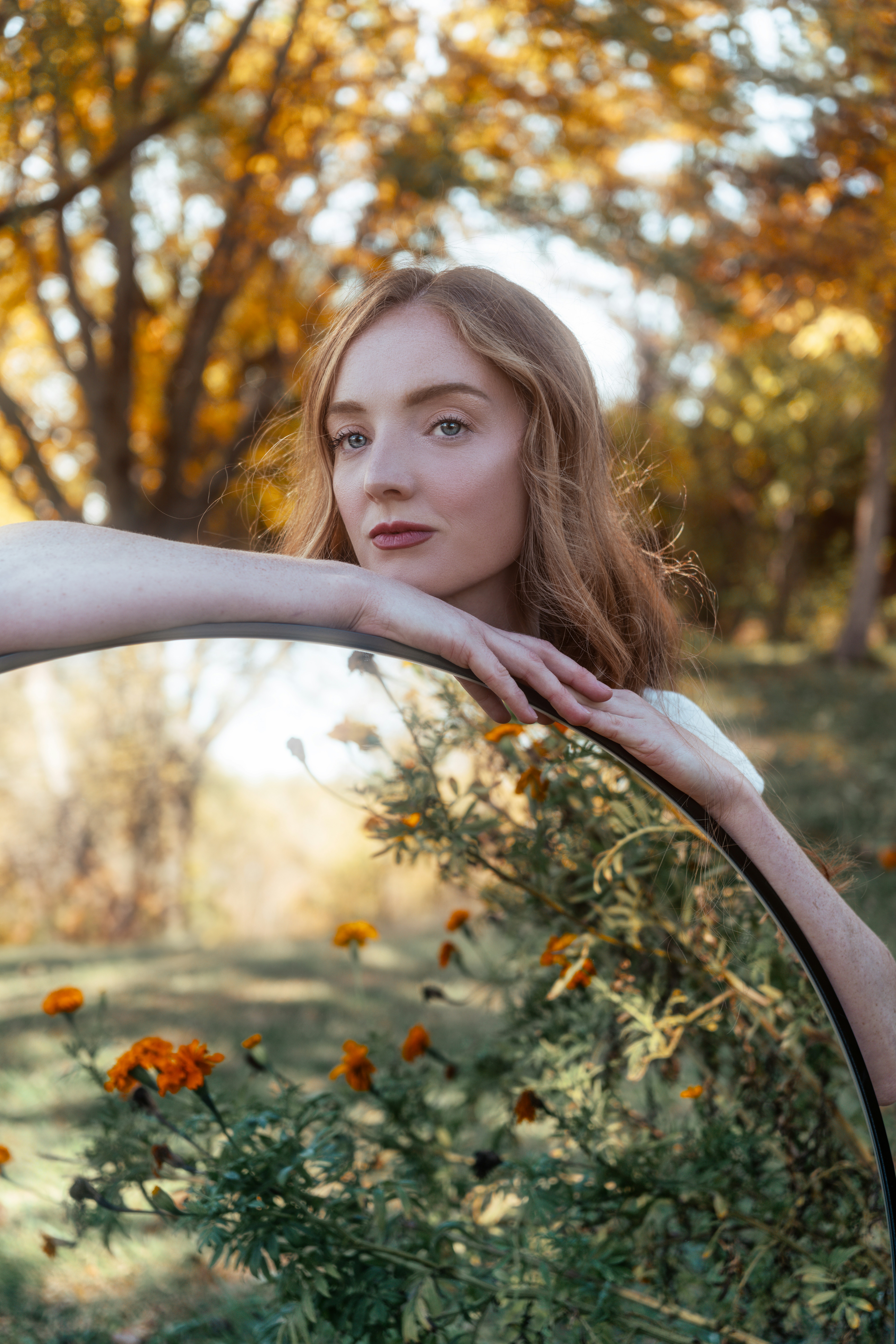 Una donna che tiene uno specchio davanti al suo viso