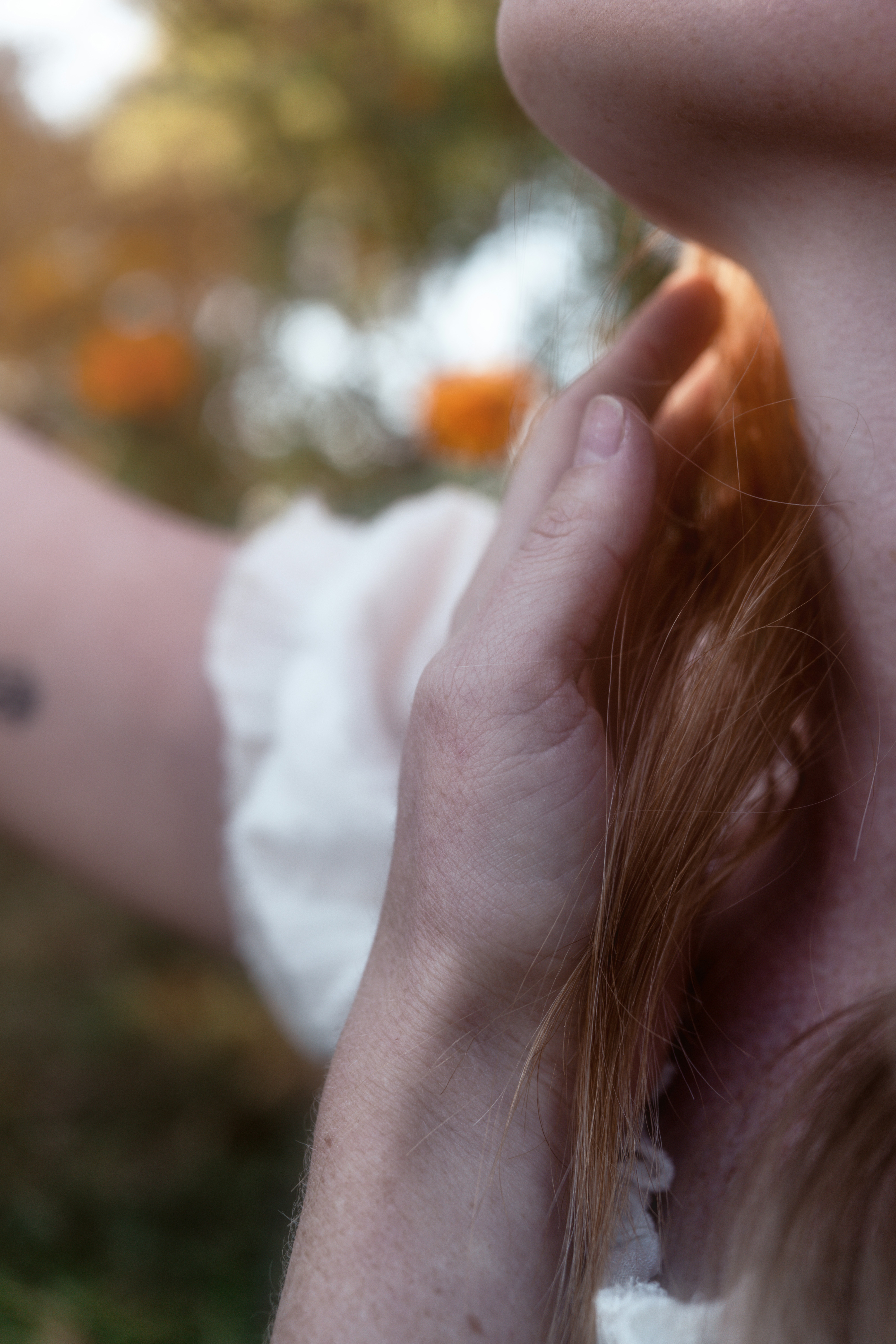 Un primo piano di una persona che tiene un telefono cellulare all'orecchio