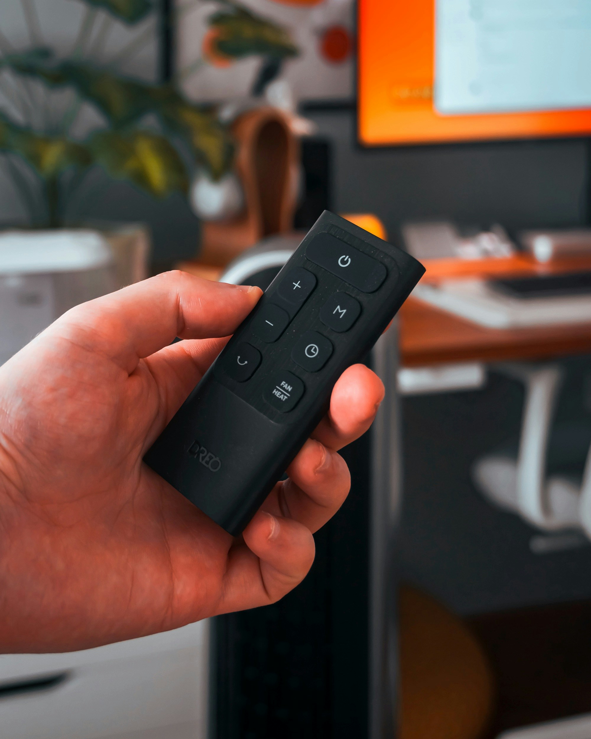 Uma pessoa segurando um controle remoto na mão