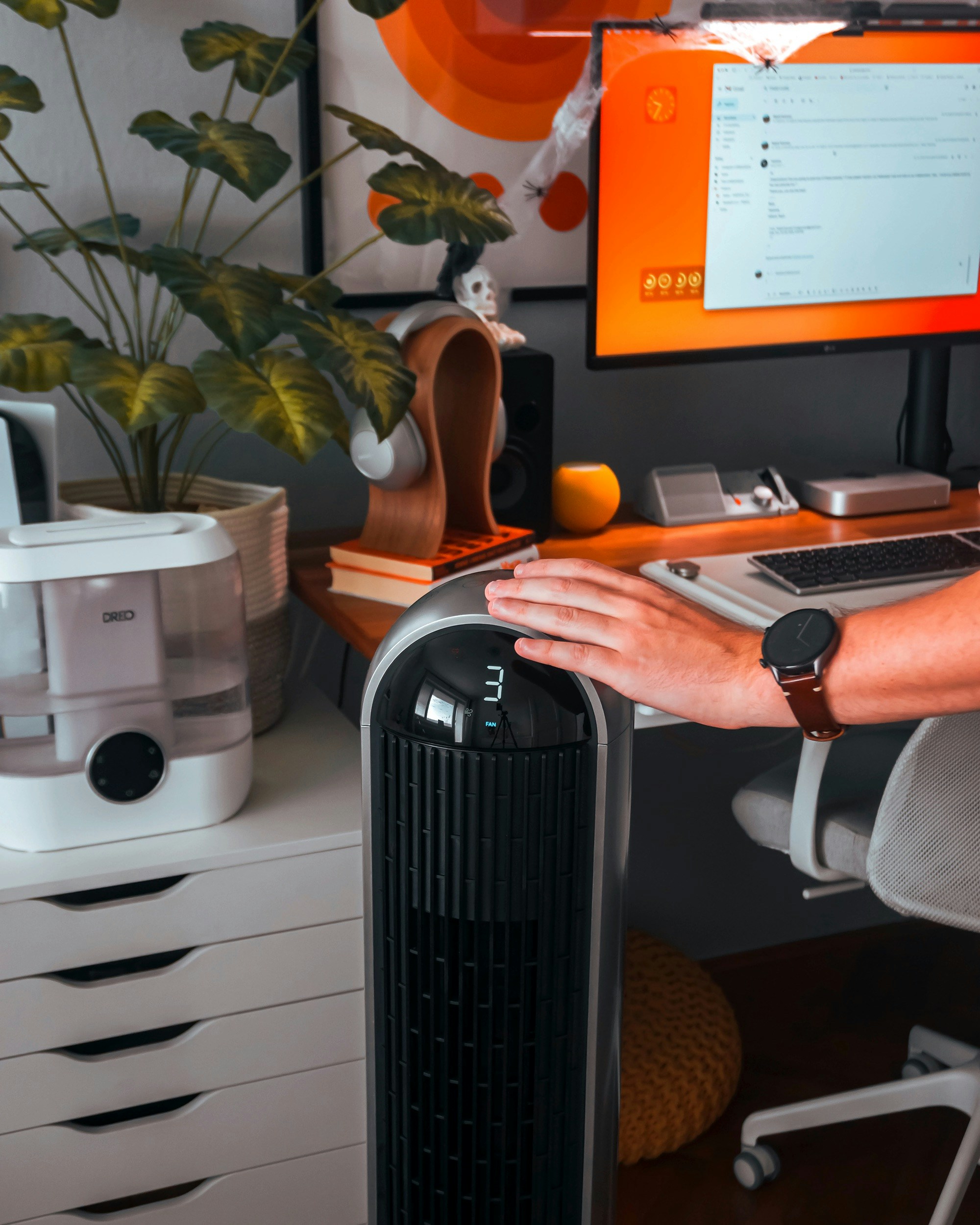 Uma pessoa sentada em uma mesa com um computador