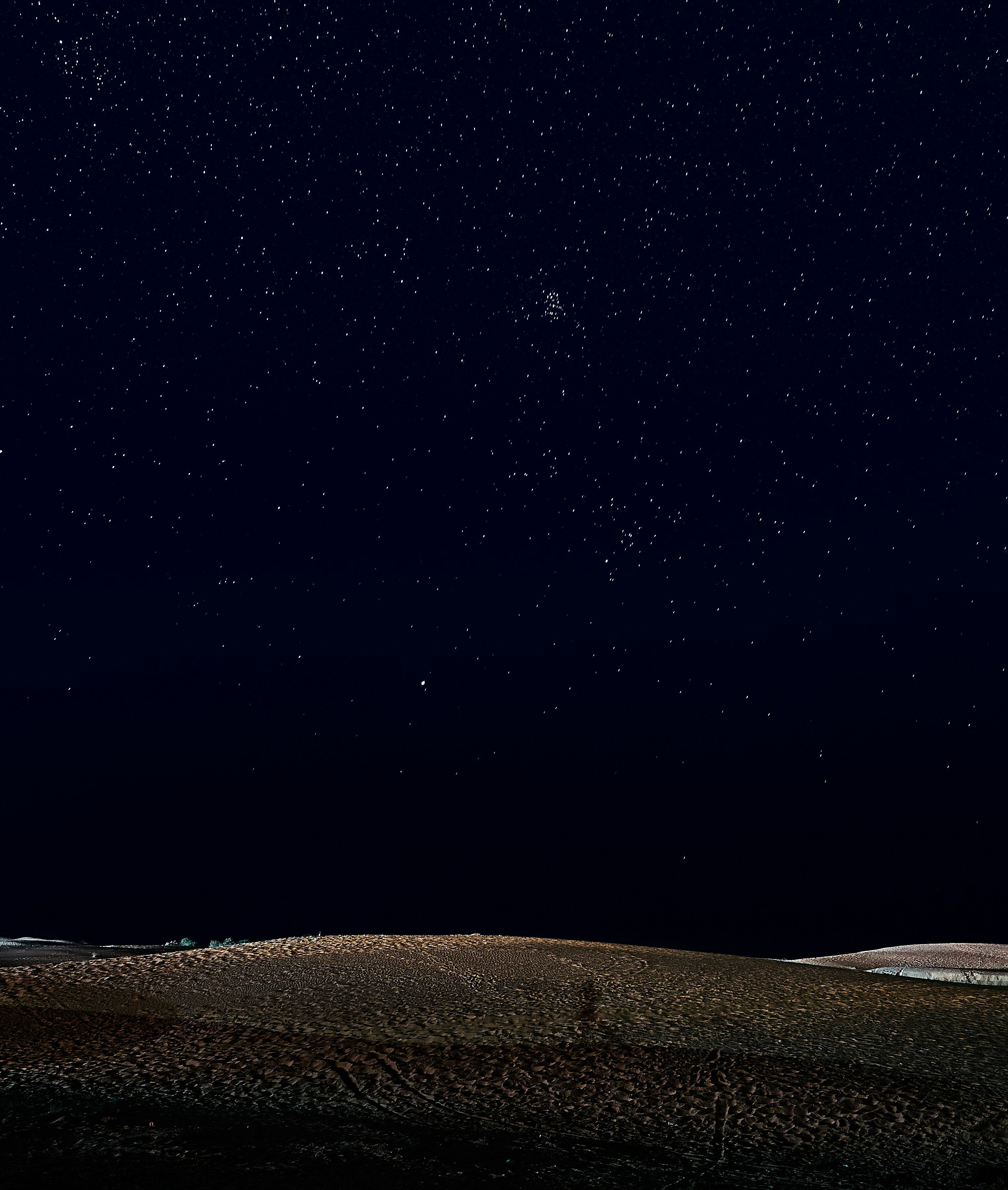 A night sky filled with lots of stars