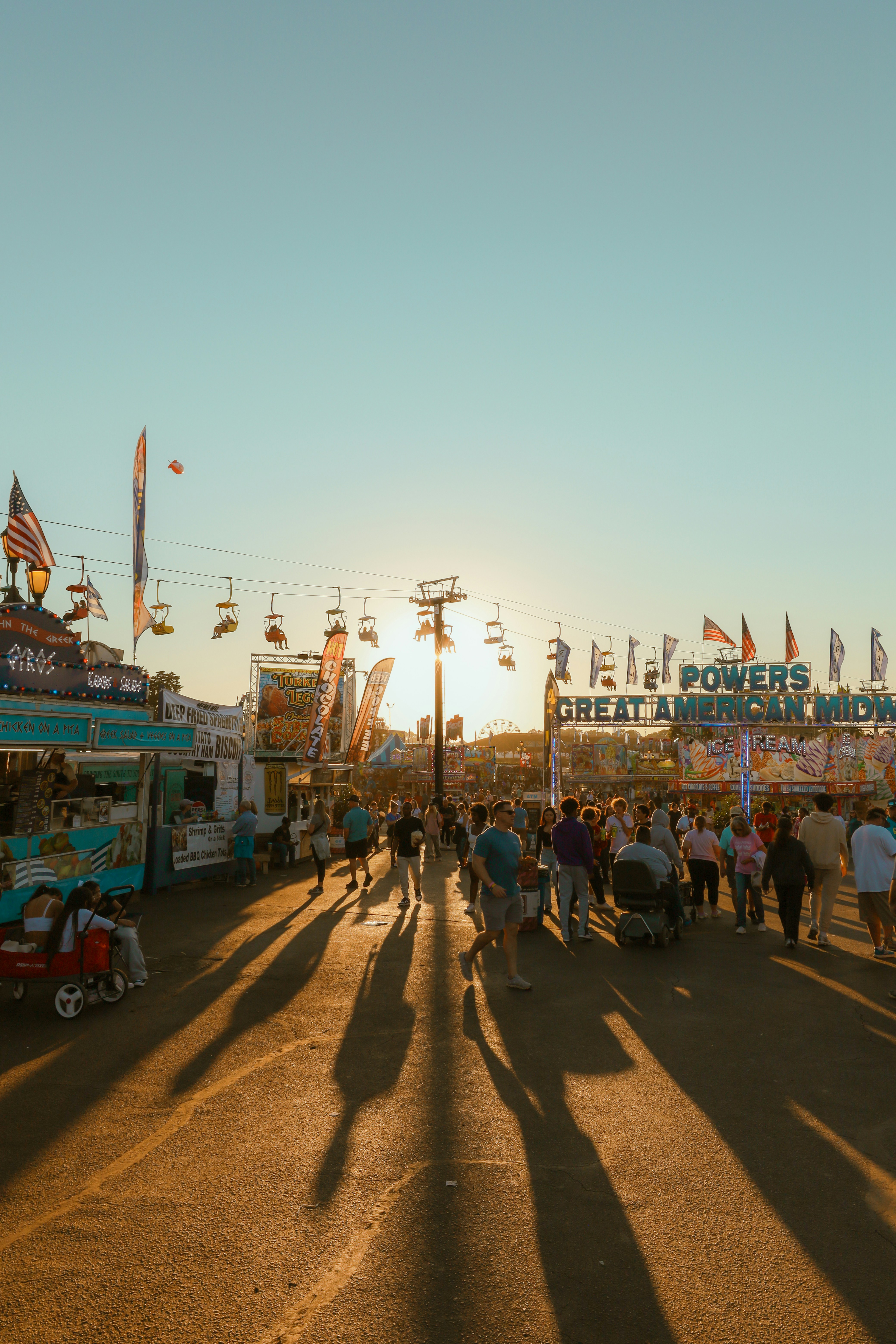 カーニバルの隣の通りを歩く人々のグループ