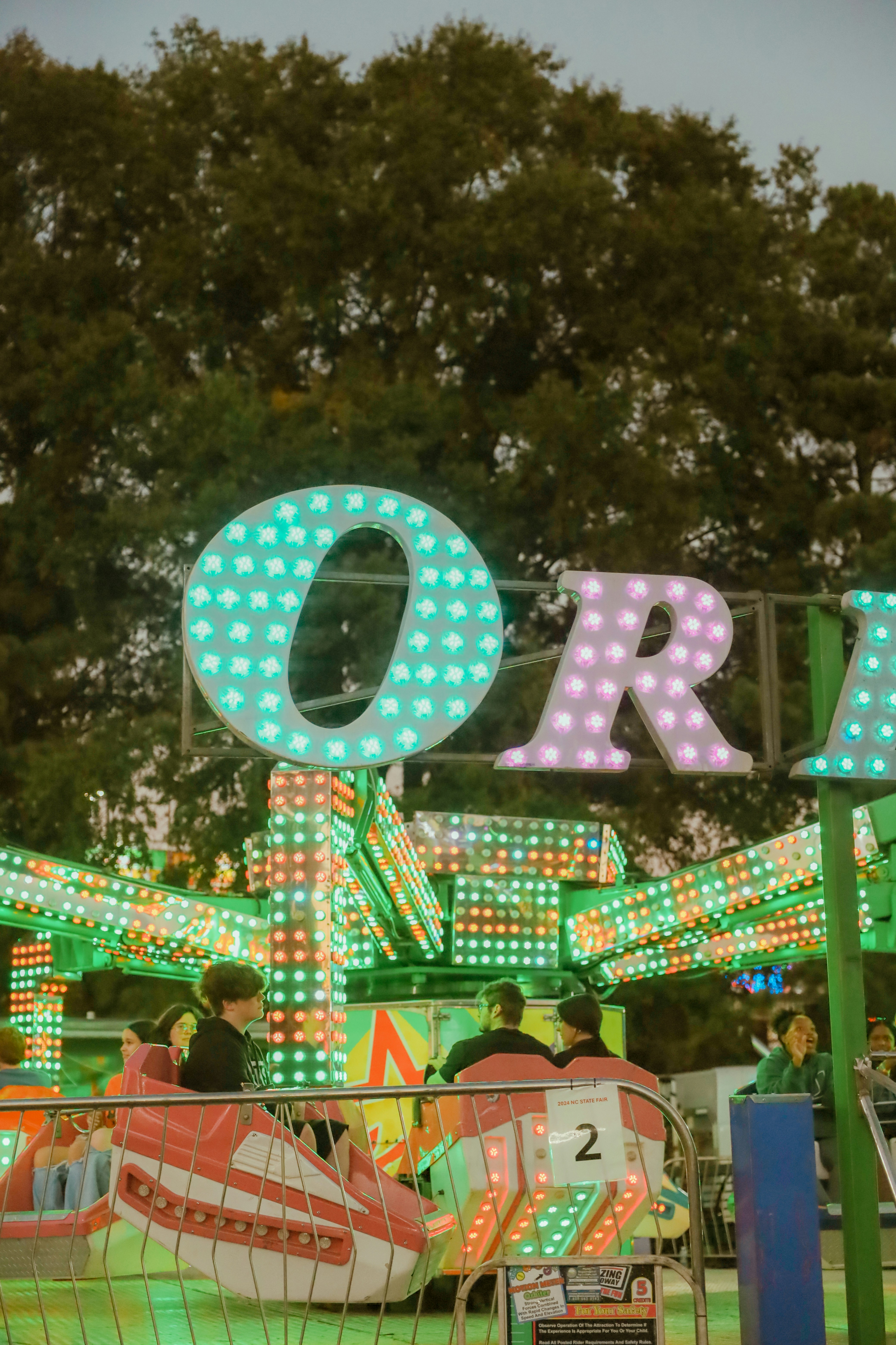 Un manège de carnaval avec beaucoup de lumières