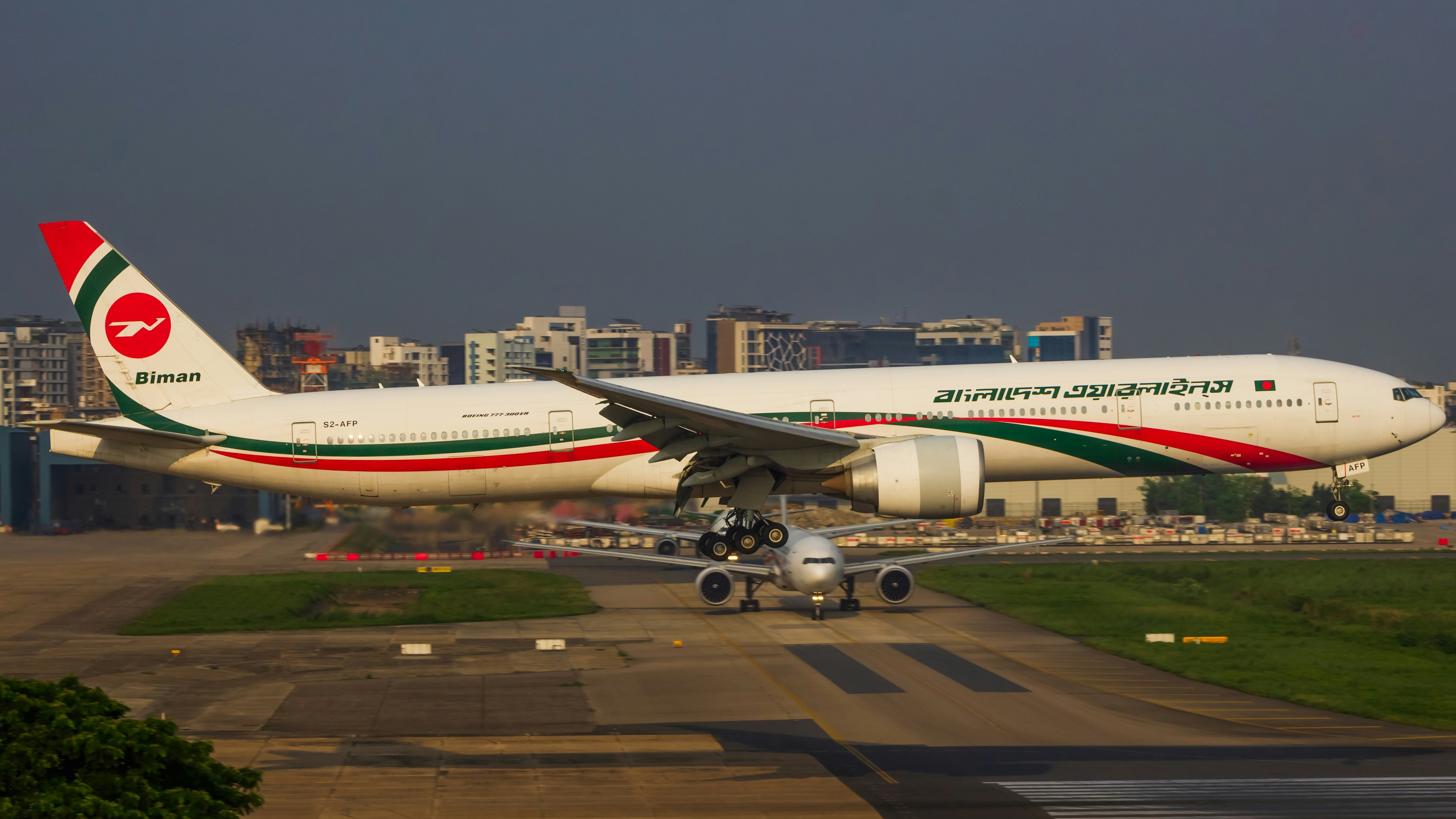 A large jetliner sitting on top of an airport runway