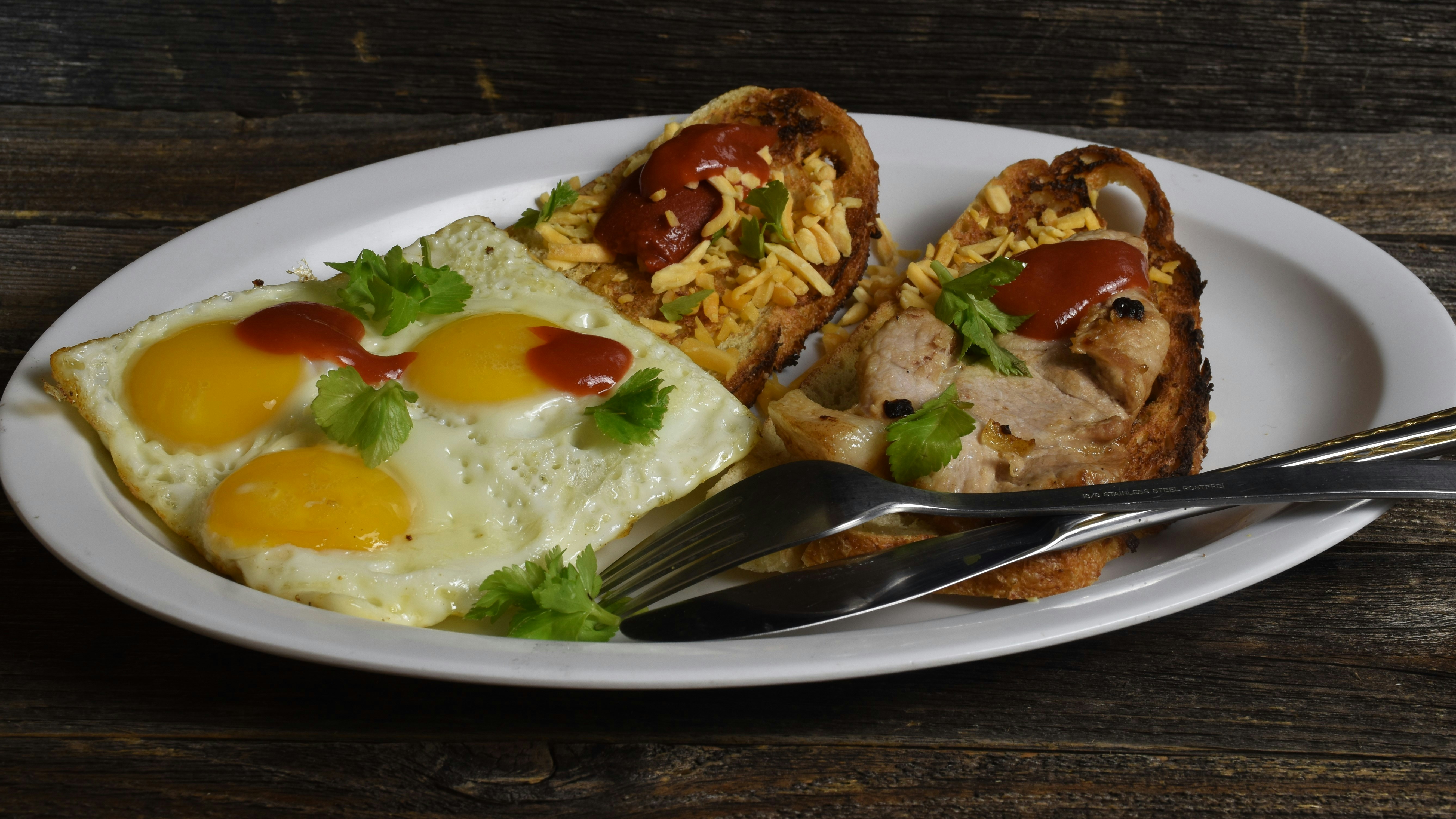 Fried eggs with toast and sauce