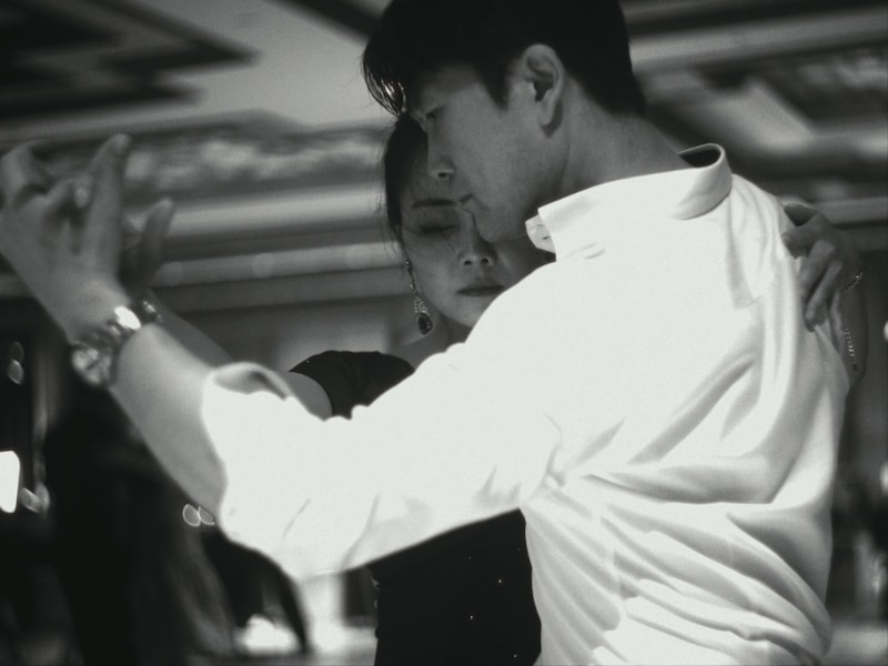 Hombre bailando con energía