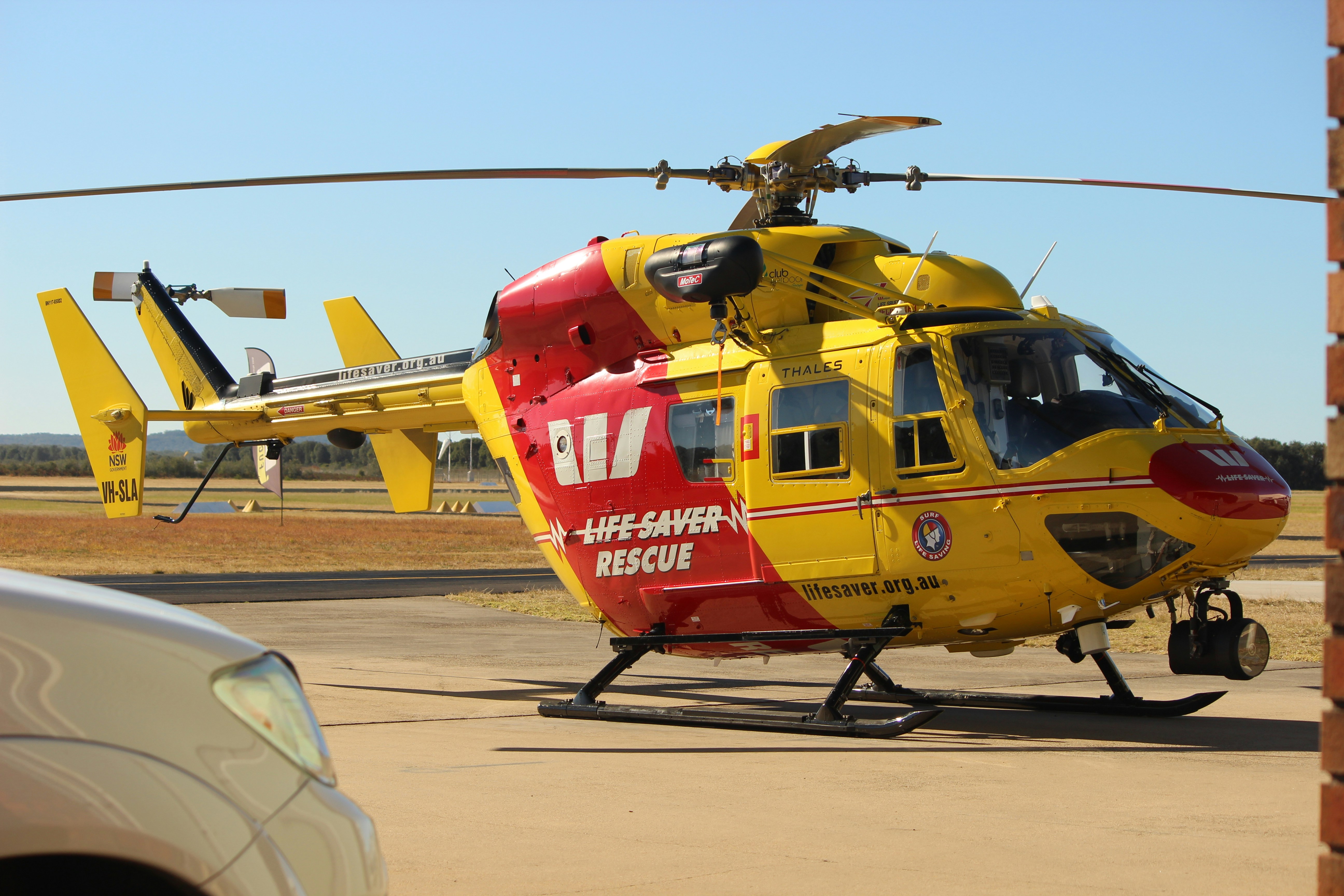 線路の上に座っている黄色いヘリコプターの写真 – Unsplashの