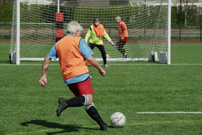 A group of people playing a game of soccer, longevità, arianna curcio benessere fisico e mentale