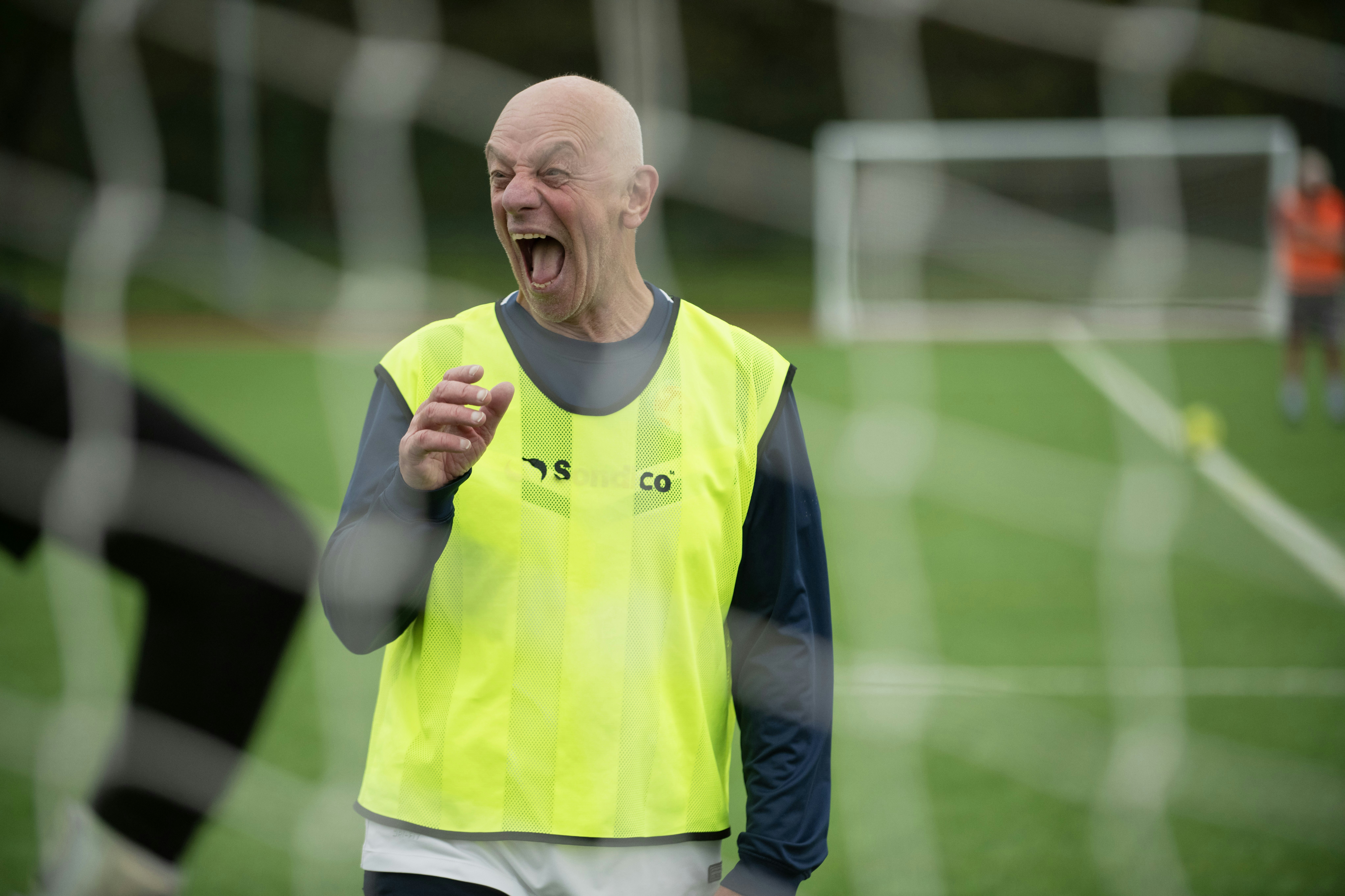 Árbitro sosteniendo un silbato antes de iniciar un partido
