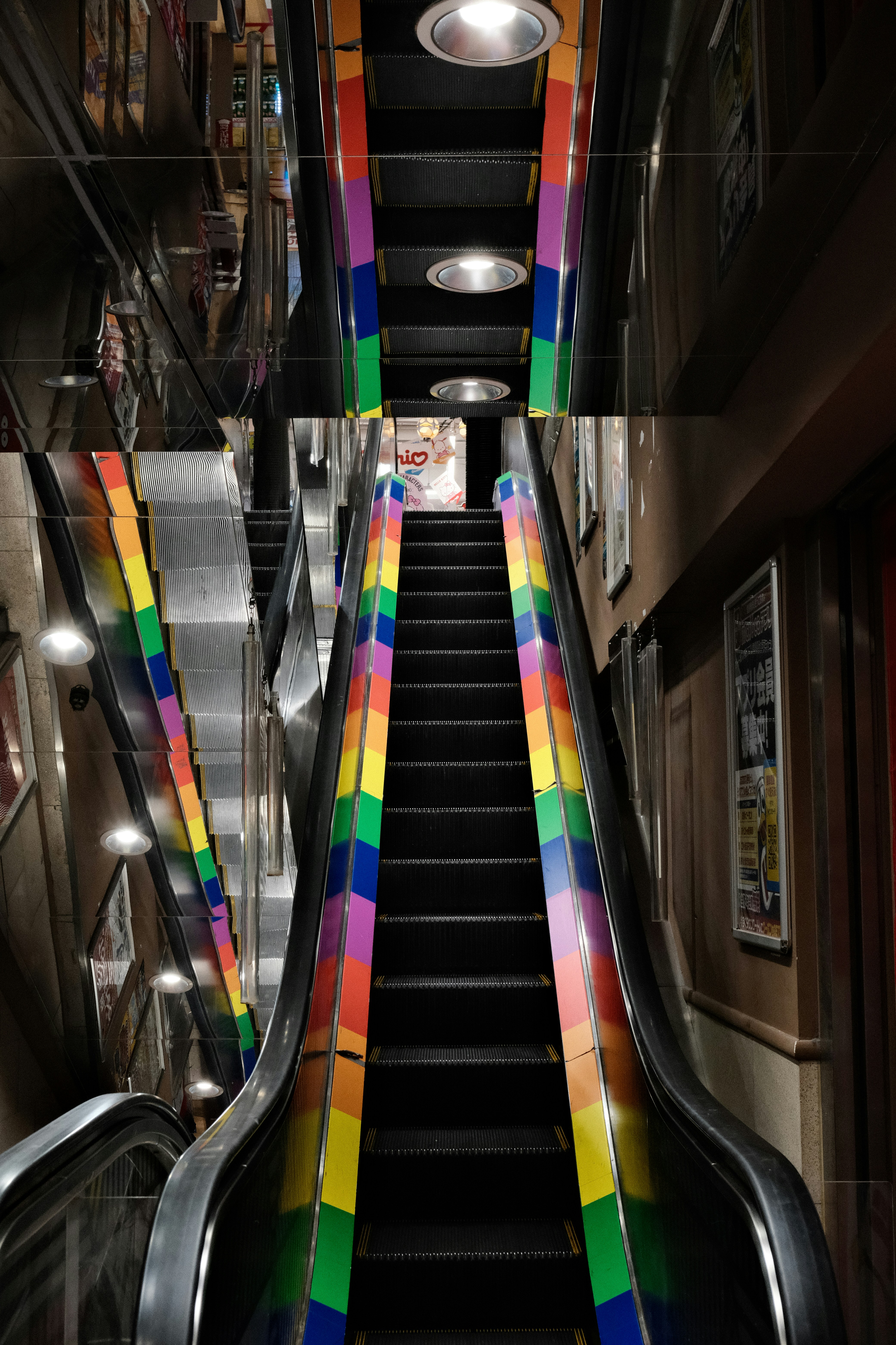 Eine Rolltreppe mit einem mehrfarbigen Band darauf