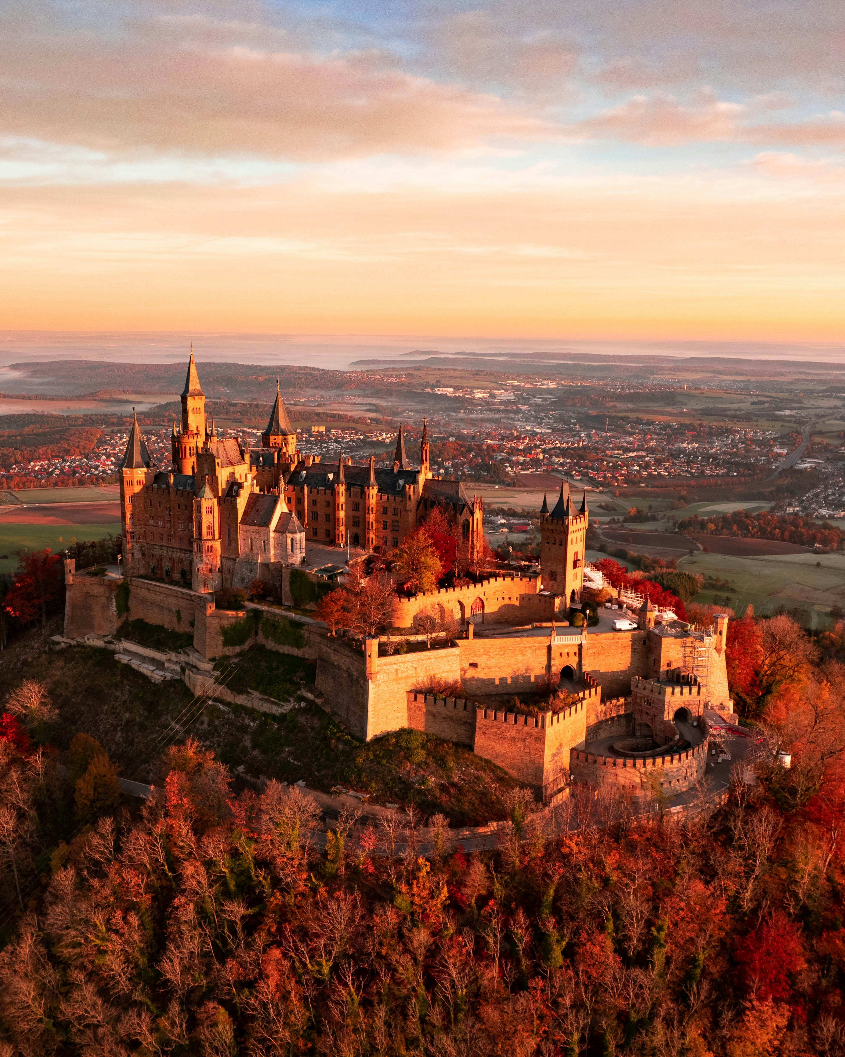 Luftaufnahme einer Burg im Herbst