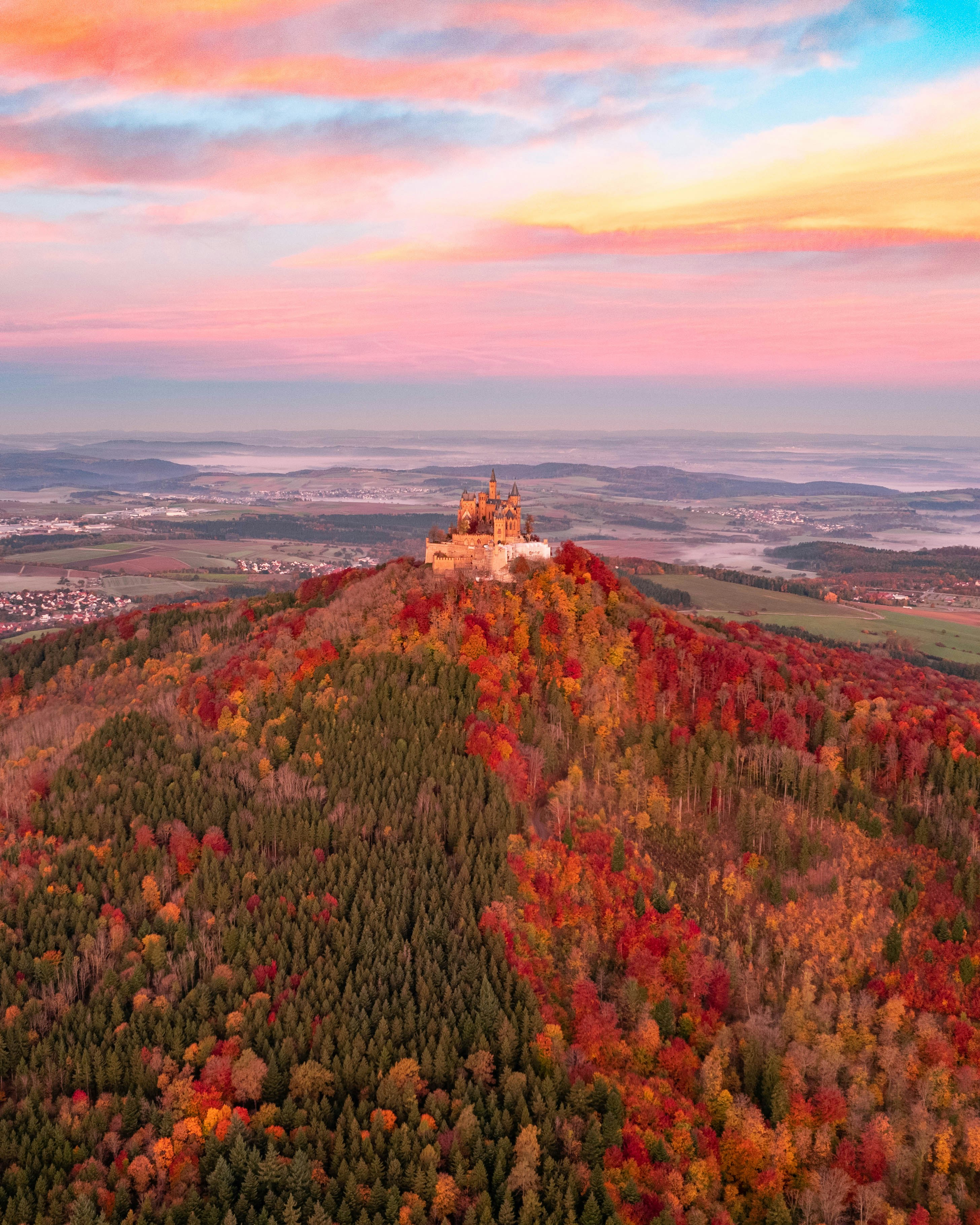 Luftaufnahme einer Burg auf einem Hügel