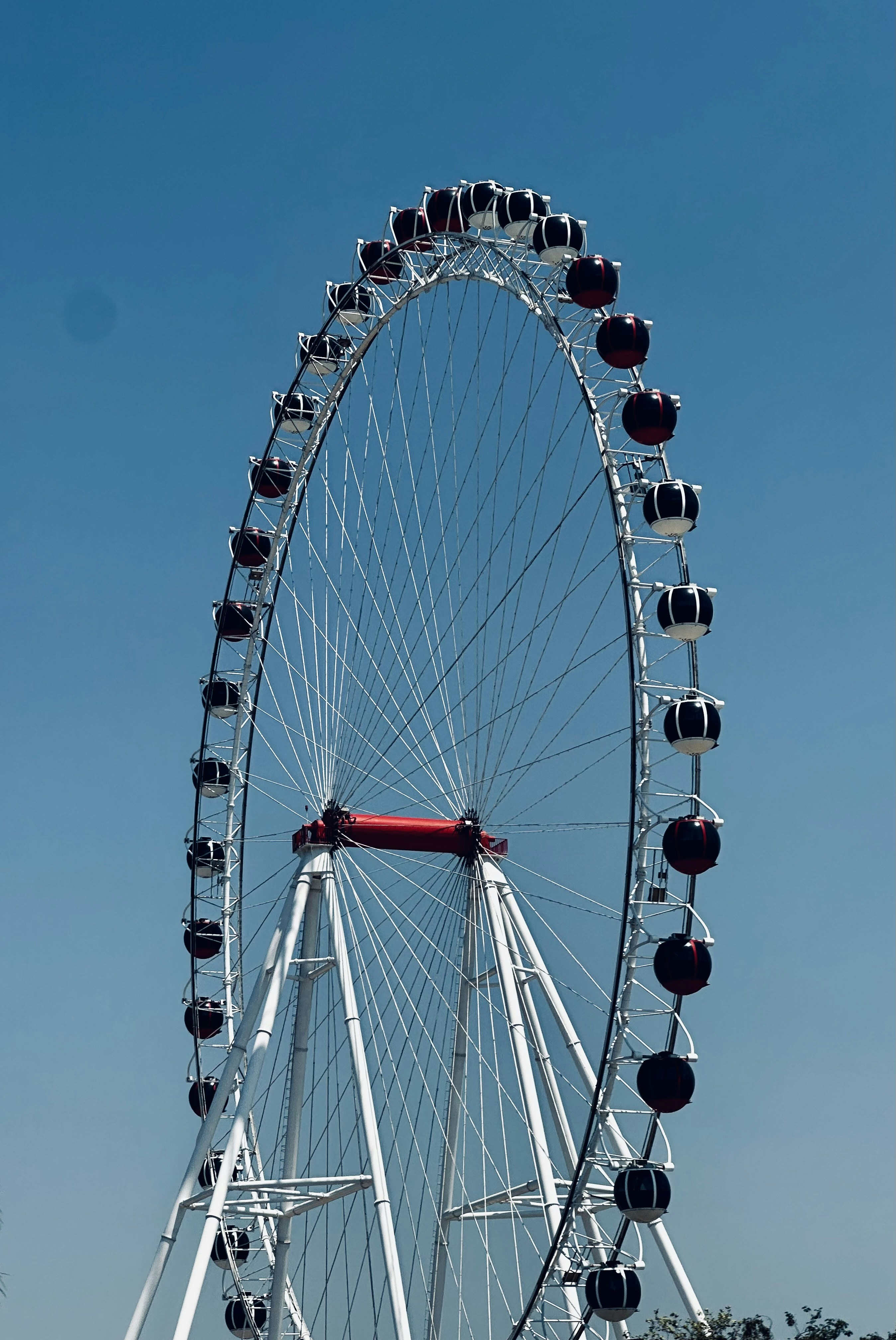 Ein großes Riesenrad an einem klaren Tag