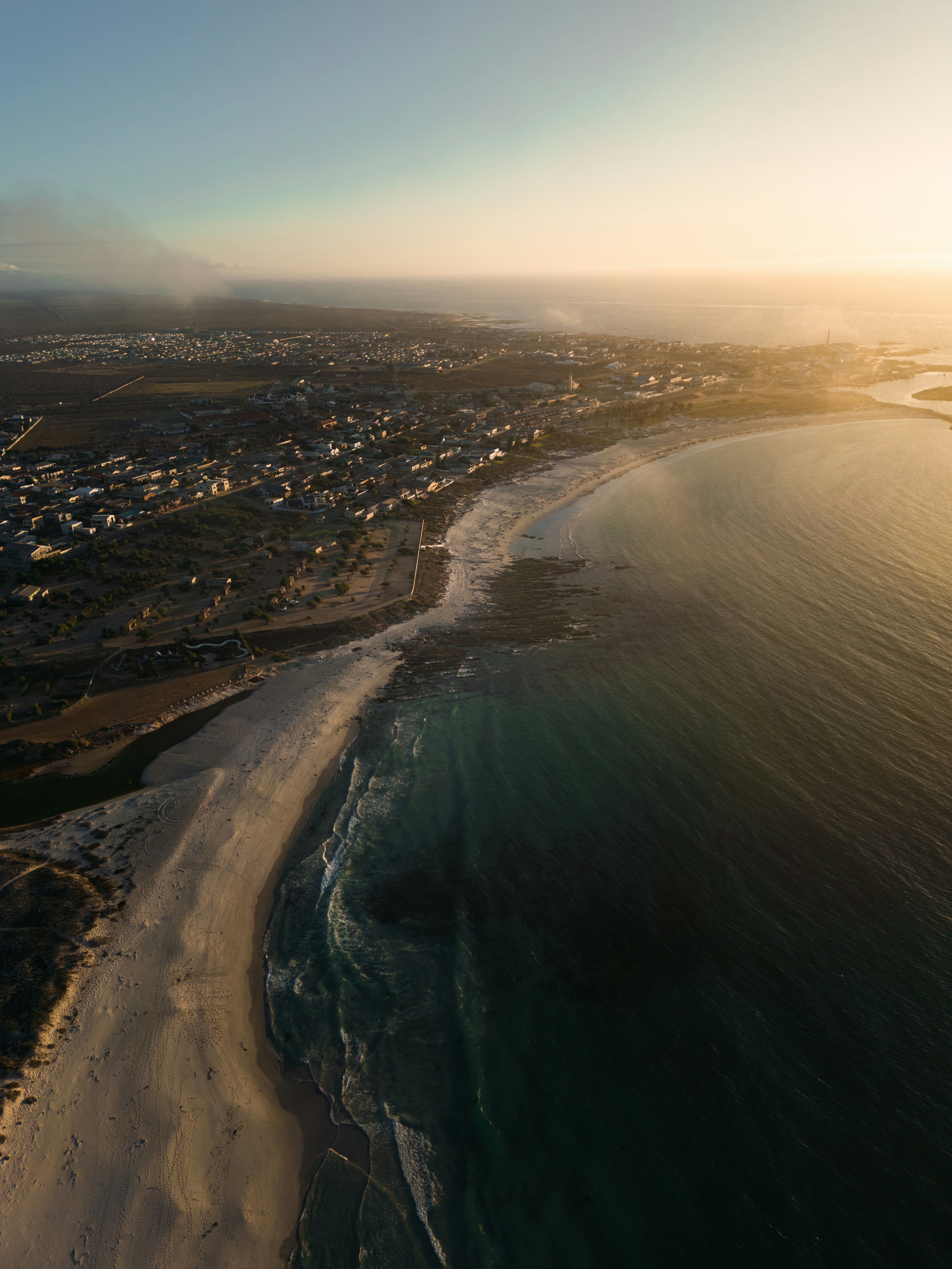 Una veduta aerea di una spiaggia e dell'oceano