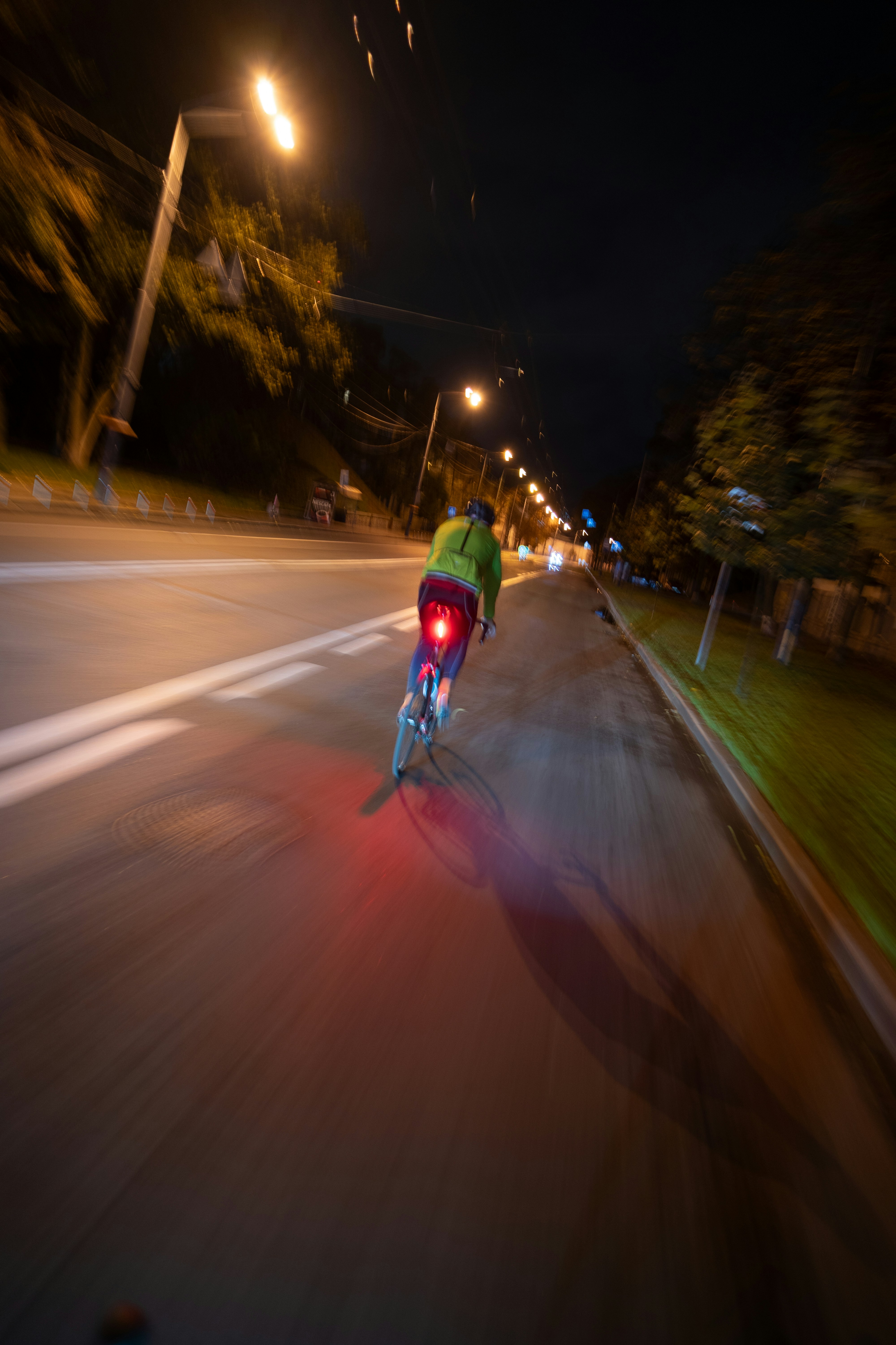 네온 조명 속 전기자전거로 질주하는 라이더